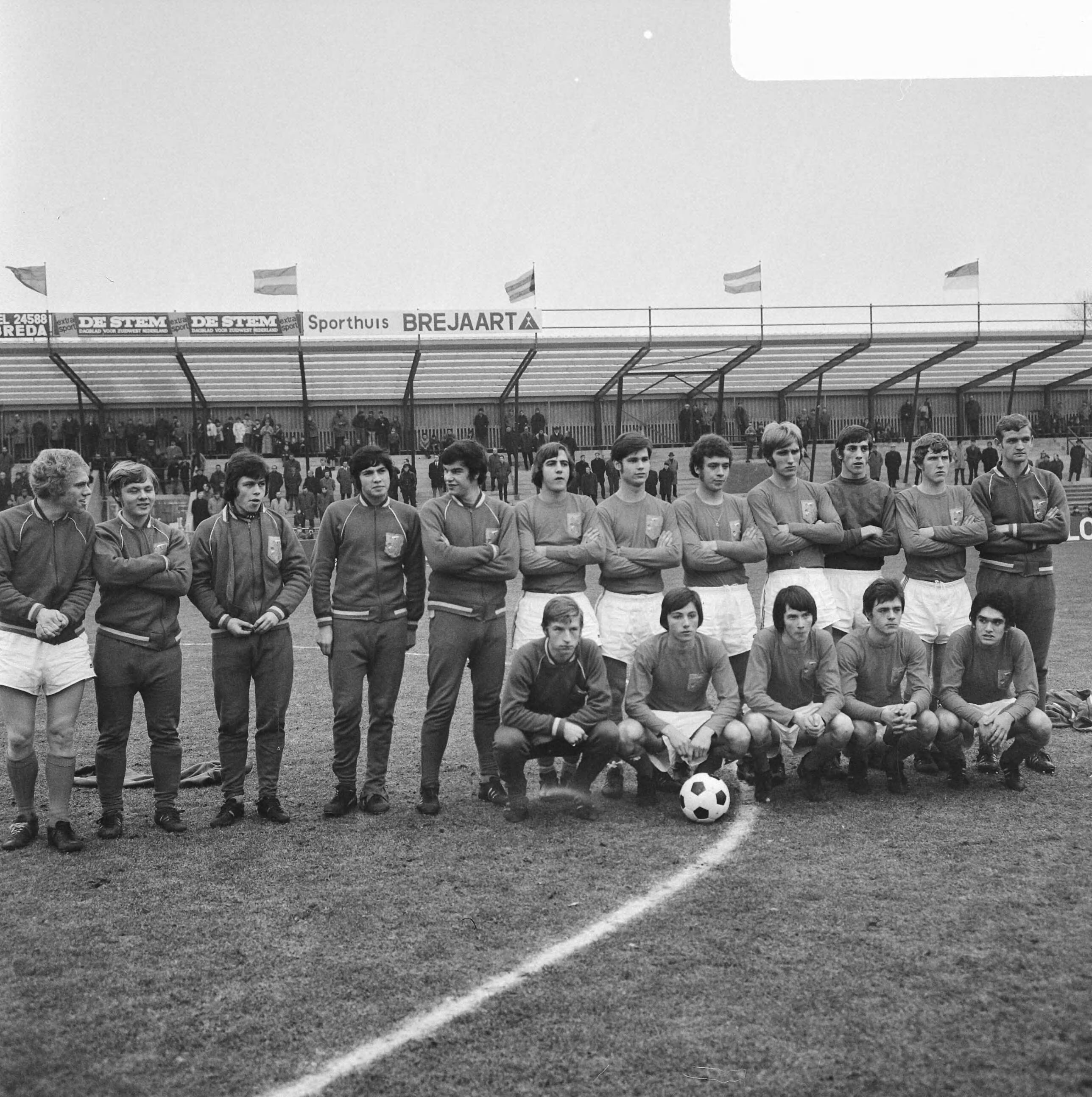 Fotocollectie Anefo — Nederland tegen Belgie Uefa-jeugd 0-1 te Breda. Elftal Nederland (jeugd) — Foto: Mieremet, Rob / Anefo. Licentie: Set B: Rechtenvrij / Publiek Domein. Bron: Nationaal Archief. http://hdl.handle.net/10648/ab8ba1c4-d0b4-102d-bcf8-003048976d84