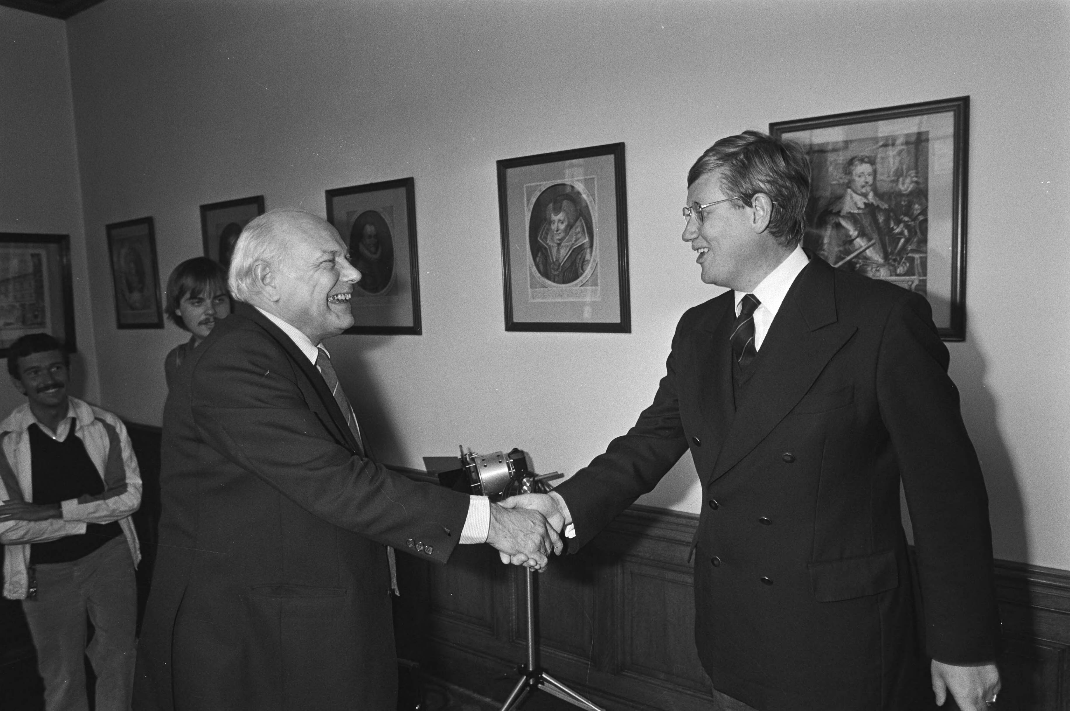 De Gaay Fortman benoemd tot kabinets-informateur — Den Uyl (PvdA) ontmoet Wiegel (VVD, rechts) — Foto: Dijk, Hans van / Anefo. Licentie: Set B: Rechtenvrij / Publiek Domein. Bron: Nationaal Archief. http://hdl.handle.net/10648/ad01dc80-d0b4-102d-bcf8-003048976d84