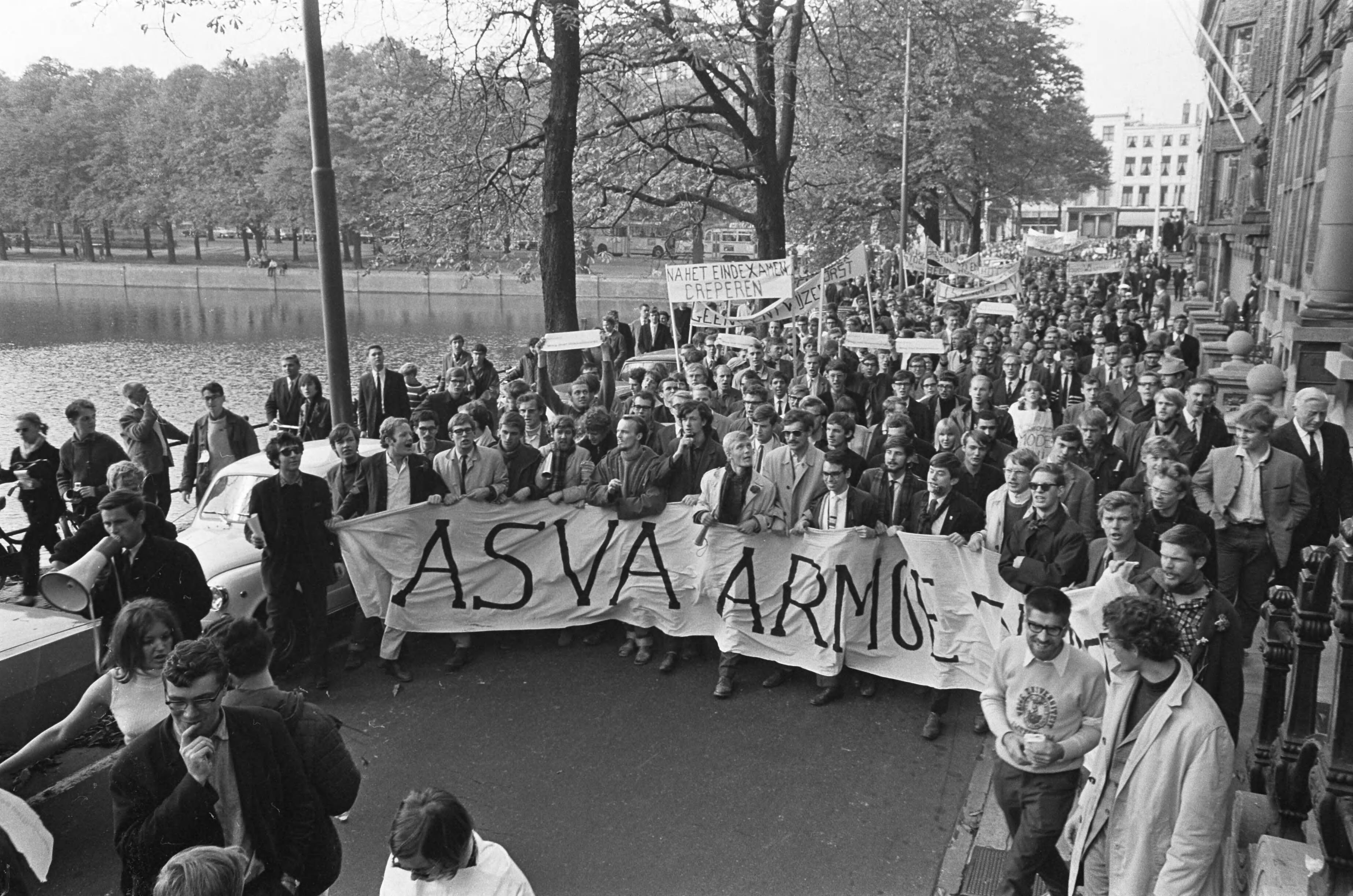 Studentendemonstratie inzake studietoelage, optocht van Amsterdam naar Den Haag — Betogende studenten lopen met spandoeken door Den Haag — Foto: Fotograaf Onbekend / Anefo. Licentie: Set B: Rechtenvrij / Publiek Domein. Bron: Nationaal Archief. http://hdl.handle.net/10648/aafe6692-d0b4-102d-bcf8-003048976d84
