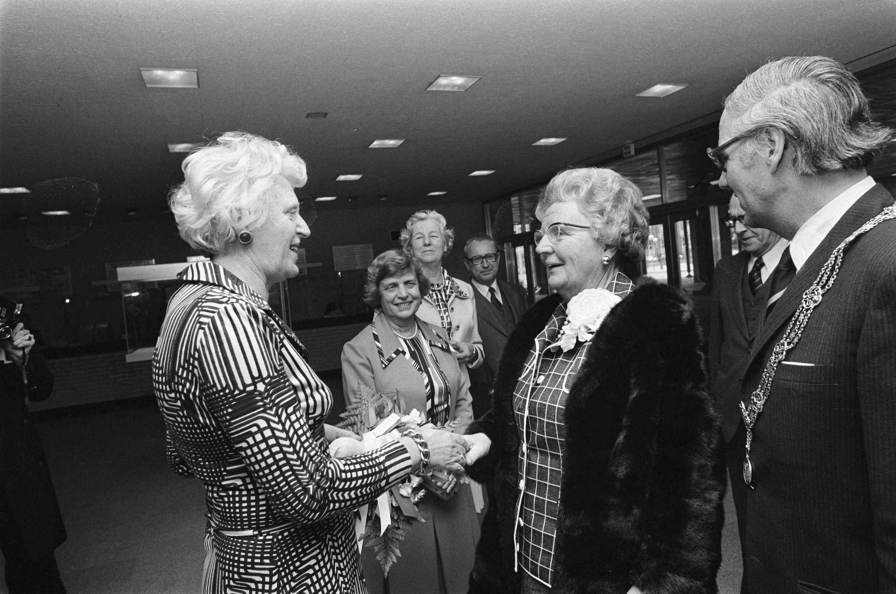 Fotocollectie Anefo — koningin Juliana bij installatie vrouwenraad in Den Haag begroeting — Foto: Mieremet, Rob / Anefo. Licentie: Set B: Rechtenvrij / Publiek Domein. Bron: Nationaal Archief. http://hdl.handle.net/10648/ac665602-d0b4-102d-bcf8-003048976d84