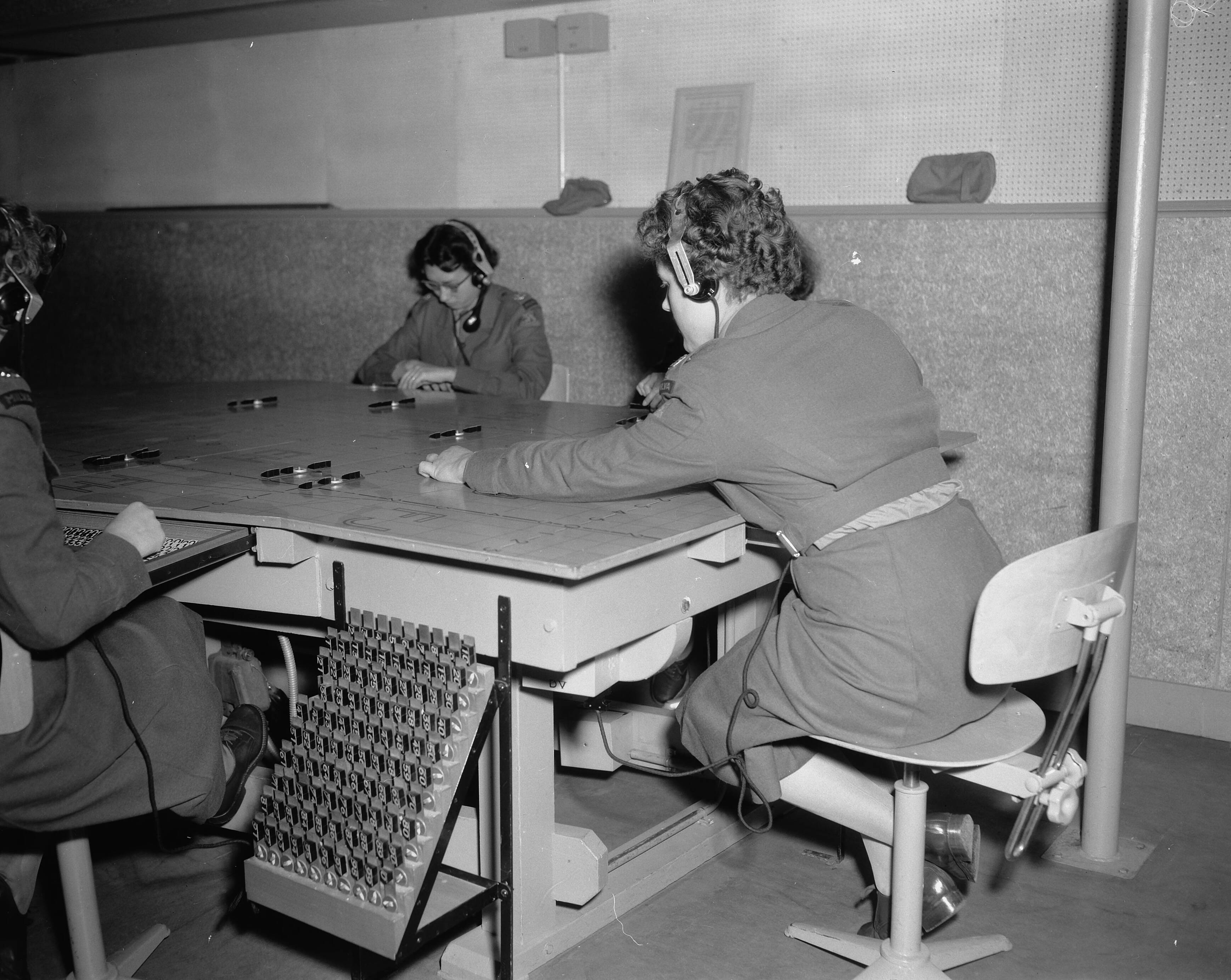 Fotocollectie Anefo — Opleiding reserve Milvas te Den Haag. Uitzetten vliegroutes — Foto: Pot, Harry / Anefo. Licentie: Set B: Rechtenvrij / Publiek Domein. Bron: Nationaal Archief. http://hdl.handle.net/10648/a9541ab2-d0b4-102d-bcf8-003048976d84