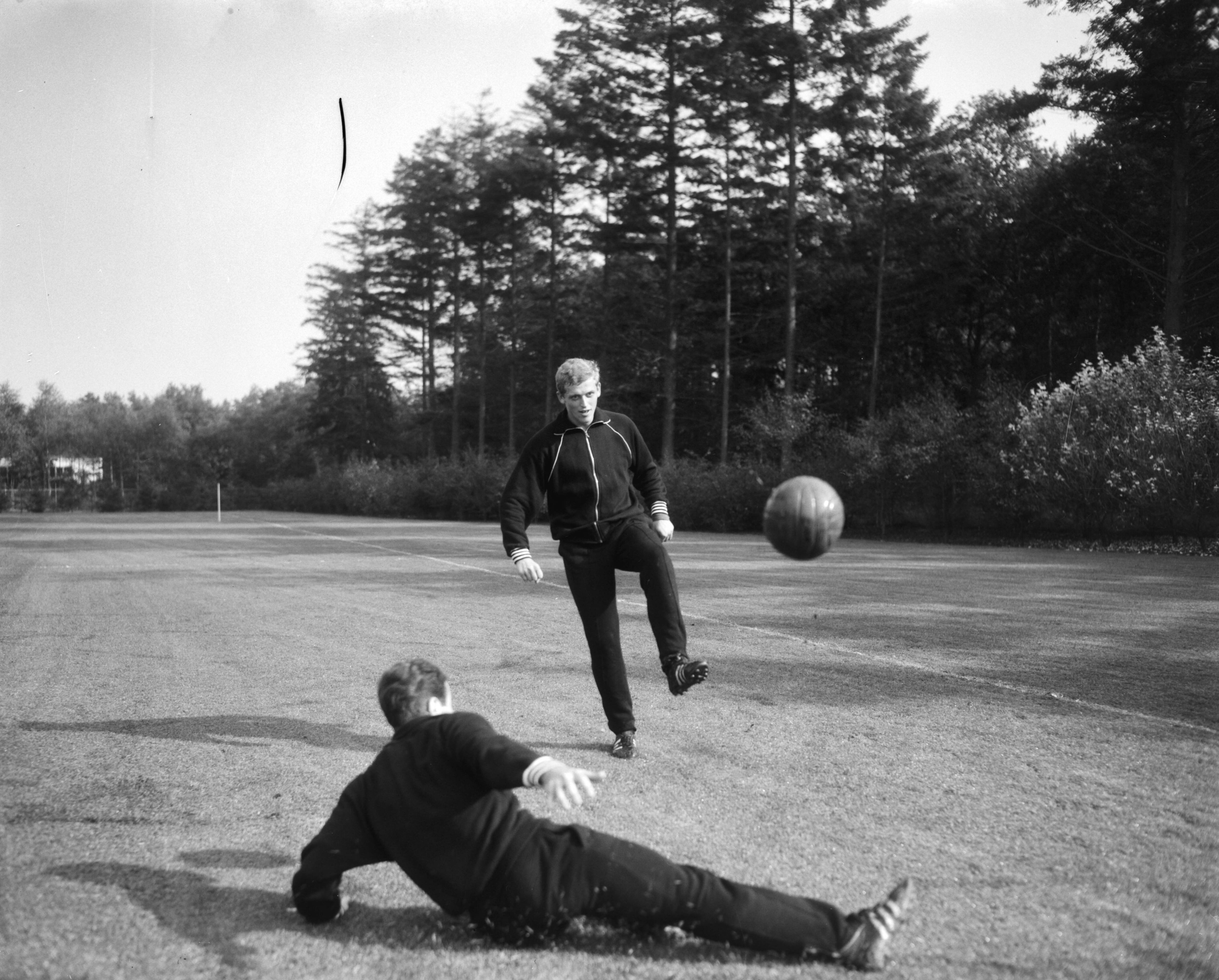 Training van het Nederlands elftal op het sportcentrum van de KNVB te Zeist — Piet Keizer en Bennie Muller (op de grond) tijdens de training — Foto: Bilsen, Joop van / Anefo. Licentie: Set B: Rechtenvrij / Publiek Domein. Bron: Nationaal Archief. http://hdl.handle.net/10648/aac635b0-d0b4-102d-bcf8-003048976d84