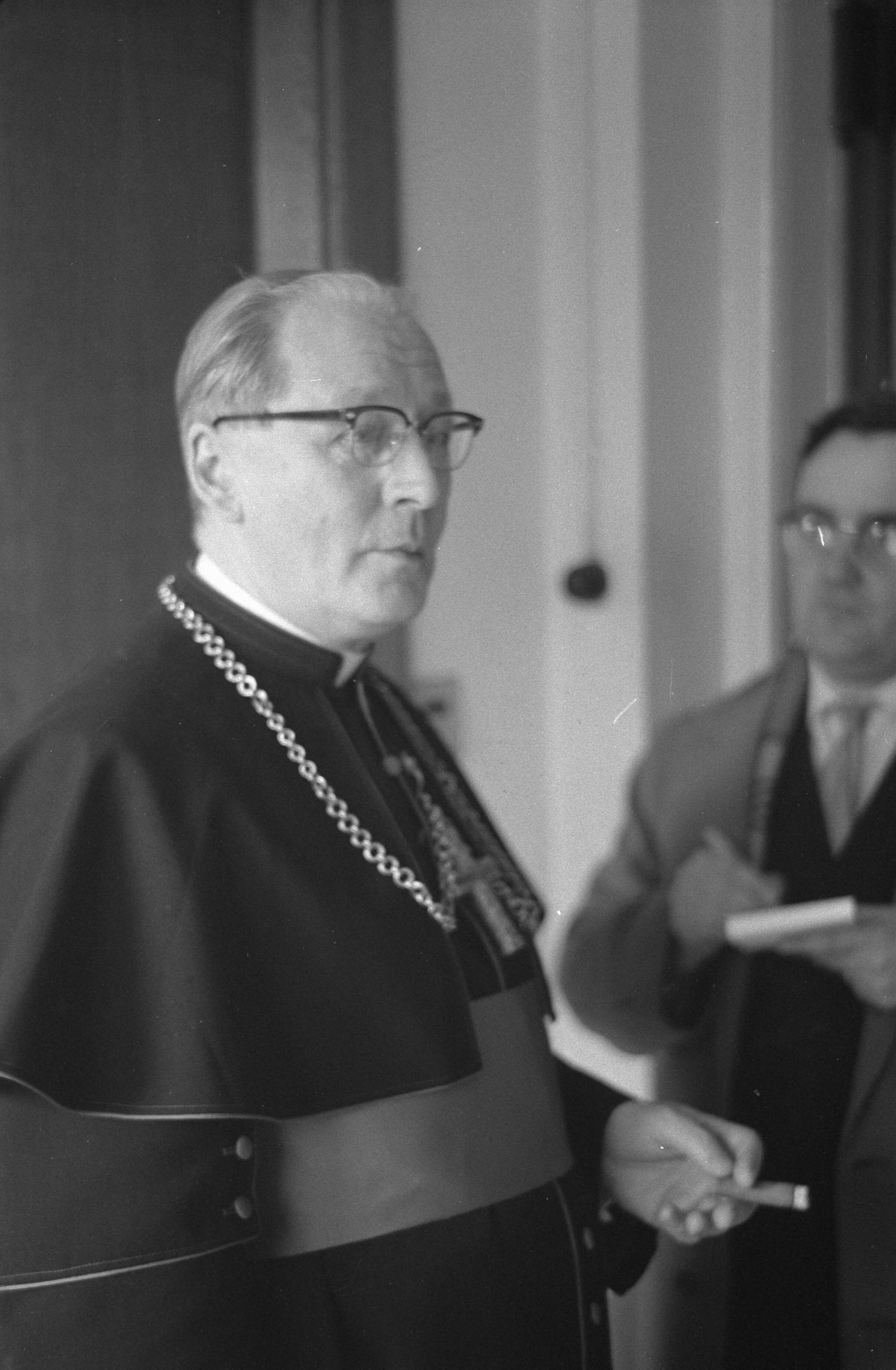 Fotocollectie Anefo — Mgr. Alfrink tot kardinaal benoemd, portretfoto — Foto: Pot, Harry / Anefo. Licentie: Set B: Rechtenvrij / Publiek Domein. Bron: Nationaal Archief. http://hdl.handle.net/10648/a9a93b78-d0b4-102d-bcf8-003048976d84