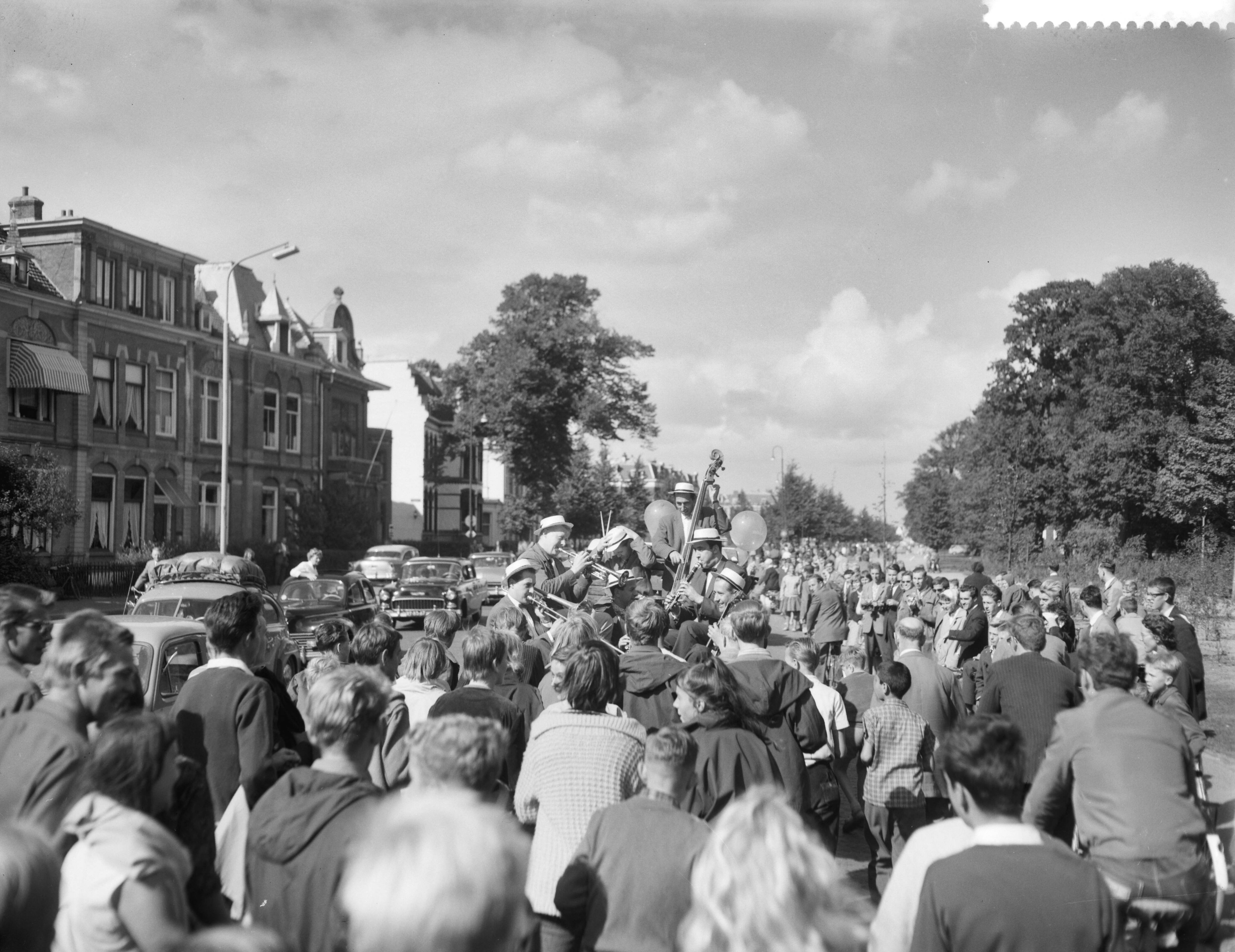Fotocollectie Anefo — Haarlemse jazzclub organiseert Street Parade — Foto: Noske, J.D. / Anefo. Licentie: Set B: Rechtenvrij / Publiek Domein. Bron: Nationaal Archief. http://hdl.handle.net/10648/a99c4ddc-d0b4-102d-bcf8-003048976d84