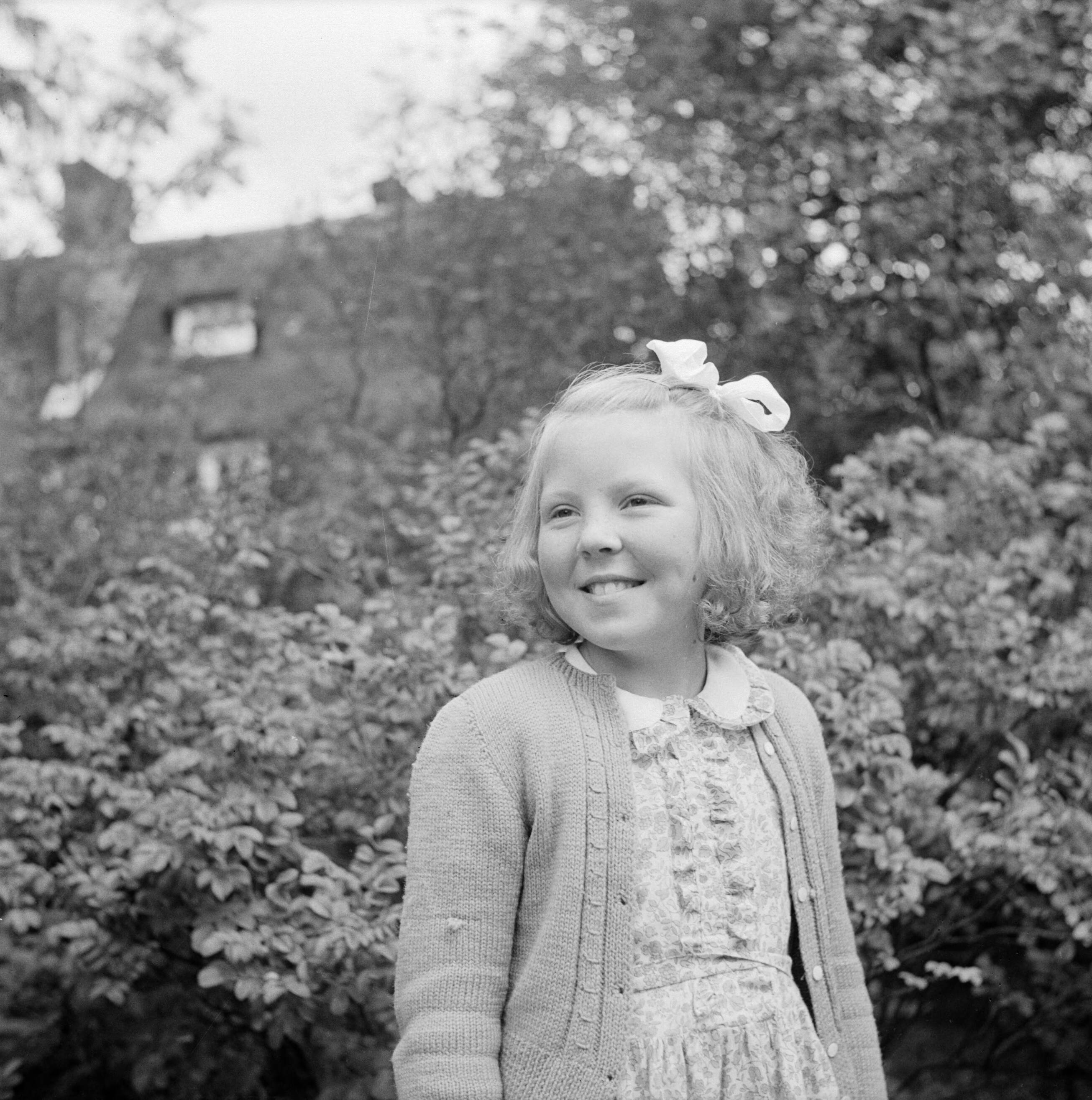 Prinses Beatrix en prinses Irene op de Werkplaats Kindergemeenschap van Kees Boeke te Bilthoven — Prinses Beatrix in de tuin — Foto: Poll, Willem van de. Licentie: Set B: Rechtenvrij / Publiek Domein. Bron: Nationaal Archief. http://hdl.handle.net/10648/aee819d8-d0b4-102d-bcf8-003048976d84