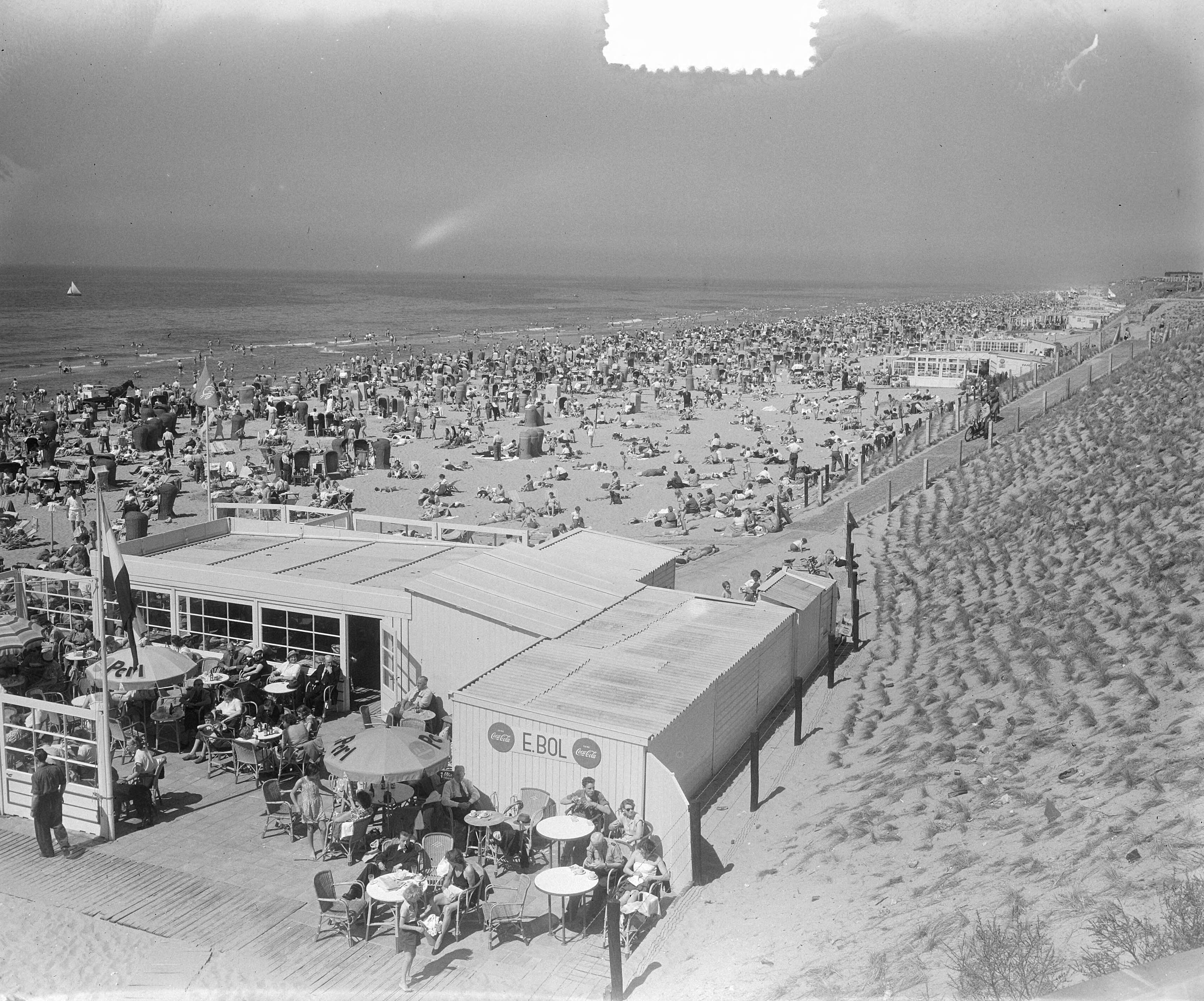 Fotocollectie Anefo — Pinksterdrukte op Zandvoort — Foto: Pot, Harry / Anefo. Licentie: Set B: Rechtenvrij / Publiek Domein. Bron: Nationaal Archief. http://hdl.handle.net/10648/a90c8b66-d0b4-102d-bcf8-003048976d84