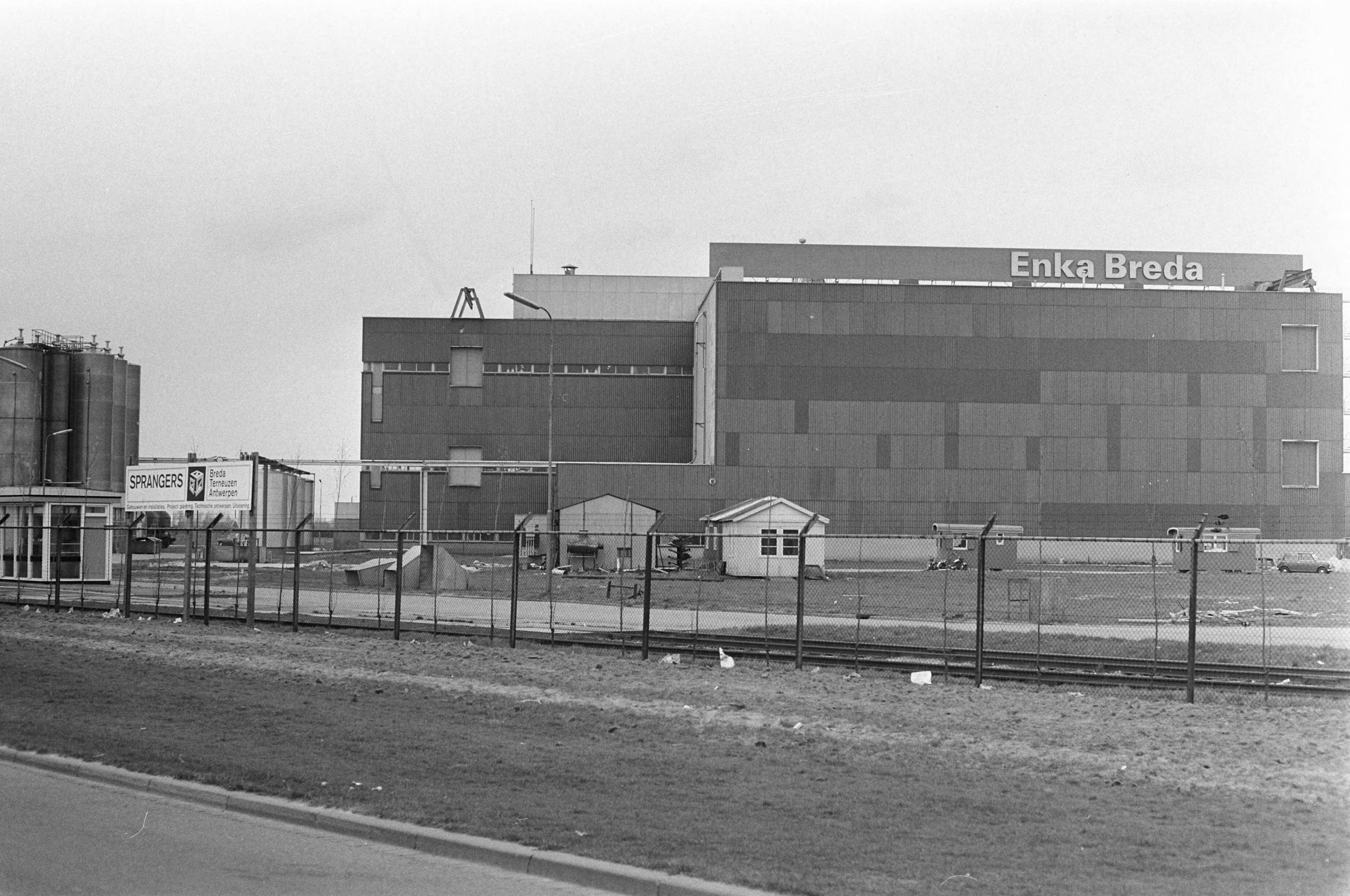 Fotocollectie Anefo — ENKA (onderdeel van AKZO) te Breda stopt produktie; exterieur van fabriek — Foto: Peters, Hans / Anefo. Licentie: Set B: Rechtenvrij / Publiek Domein. Bron: Nationaal Archief. http://hdl.handle.net/10648/abe659f2-d0b4-102d-bcf8-003048976d84