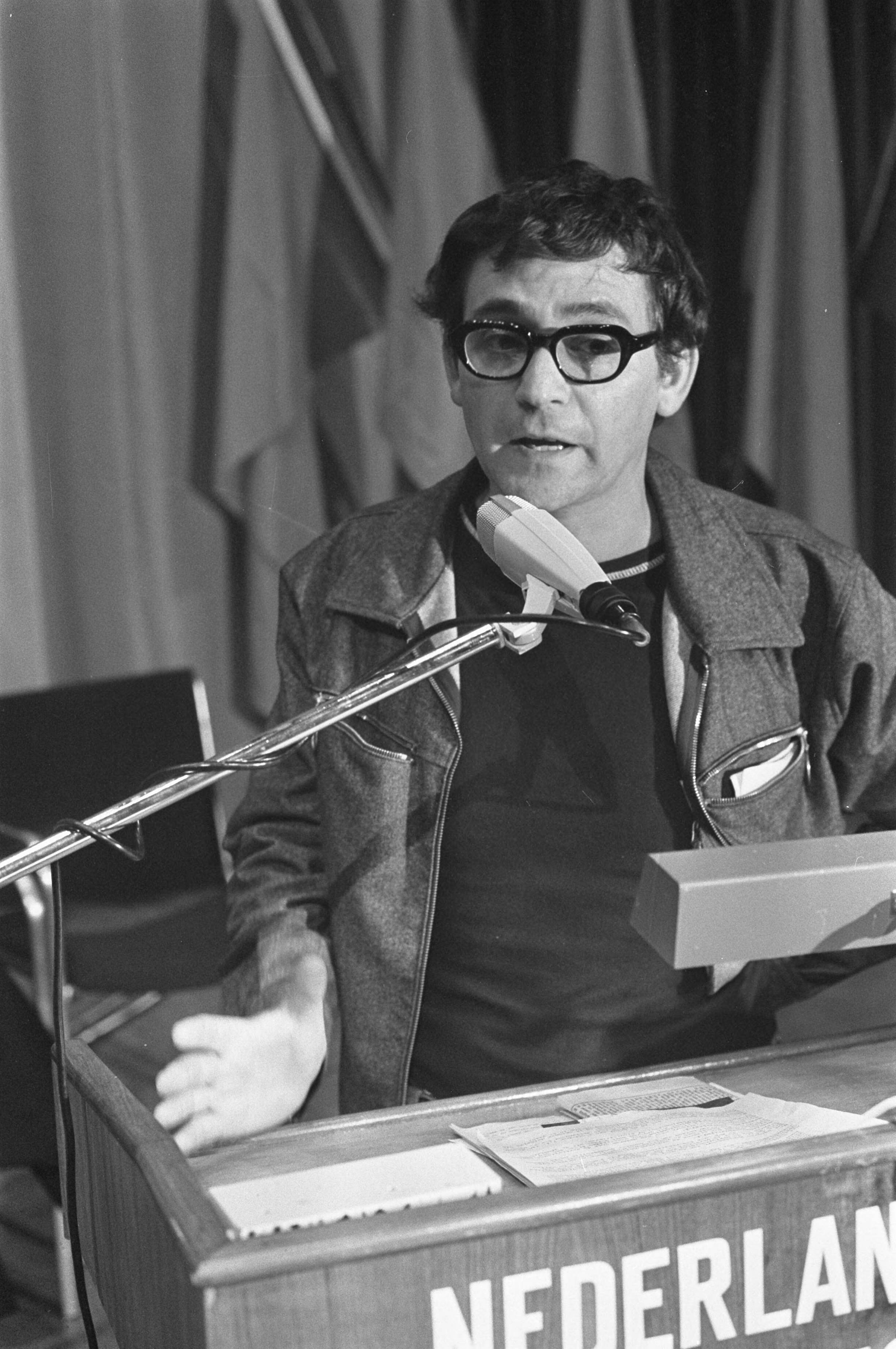 Fotocollectie Anefo — PvdA-congres in Den Haag; Pelle Mug — Foto: Verhoeff, Bert / Anefo. Licentie: Set B: Rechtenvrij / Publiek Domein. Bron: Nationaal Archief. http://hdl.handle.net/10648/abf87128-d0b4-102d-bcf8-003048976d84