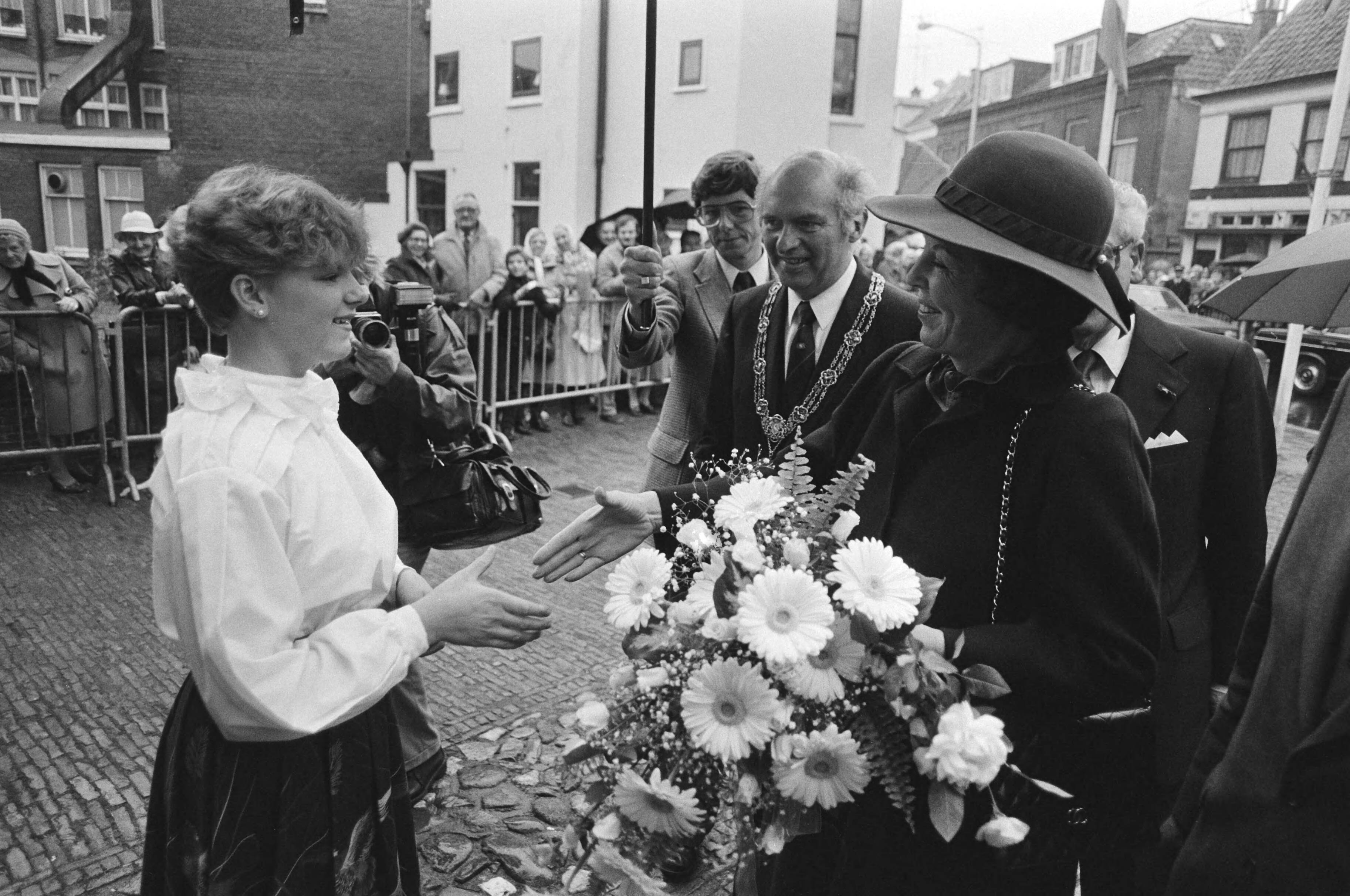 Koningin Beatrix onthult het Vissersmonument in Scheveningen — Koningin Beatrix krijgt bloemen aangeboden. Links naast haar burgemeester Frans Schols — Foto: Antonisse, Marcel / Anefo. Licentie: Set B: Rechtenvrij / Publiek Domein. Bron: Nationaal Archief. http://hdl.handle.net/10648/ad216dd4-d0b4-102d-bcf8-003048976d84
