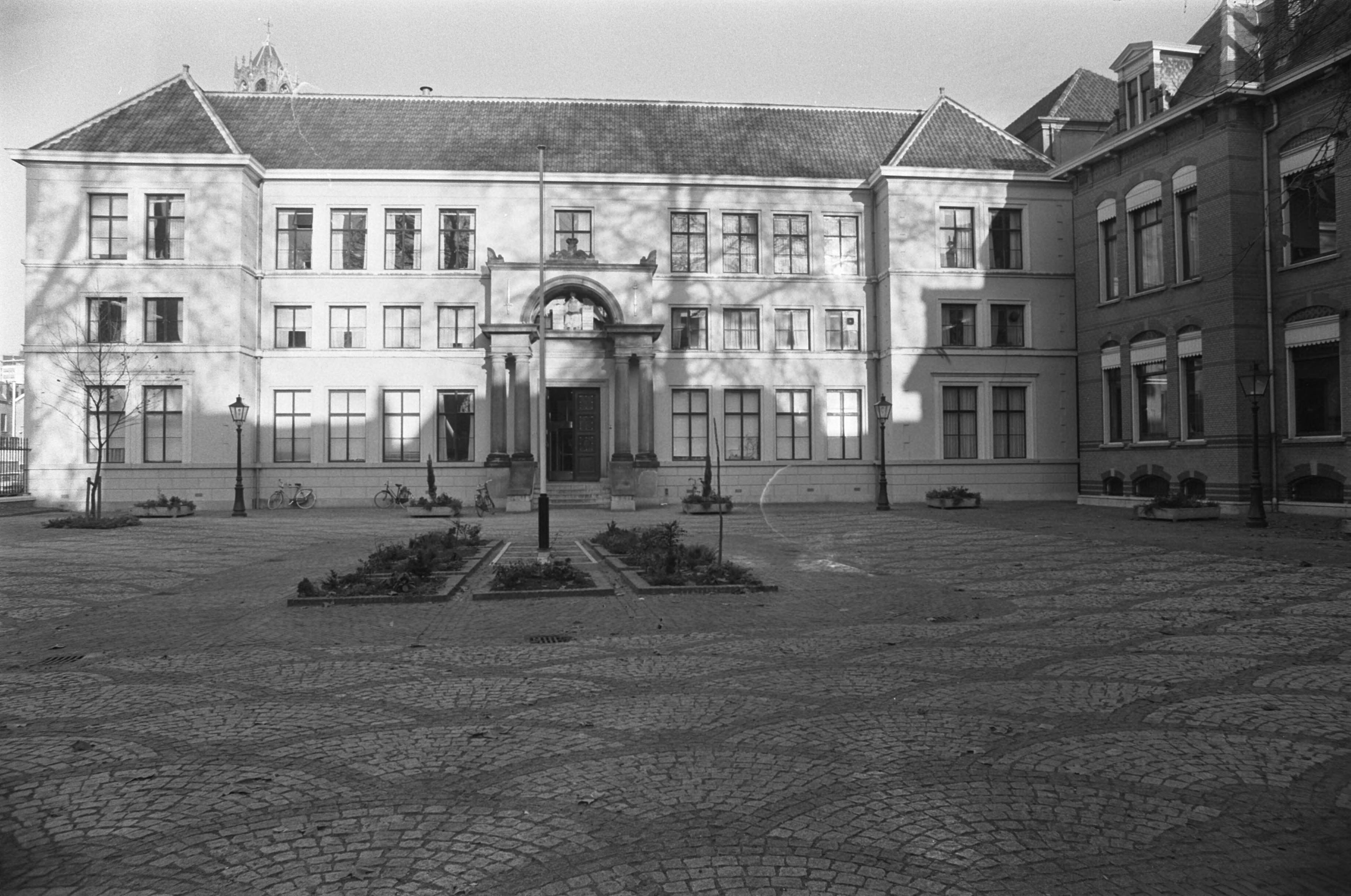 Fotocollectie Anefo — Paleis van Justitie in Utrecht in verband met voorkomen RAF-lid Folkerts — Foto: Suyk, Koen / Anefo. Licentie: Set B: Rechtenvrij / Publiek Domein. Bron: Nationaal Archief. http://hdl.handle.net/10648/aca7ab52-d0b4-102d-bcf8-003048976d84