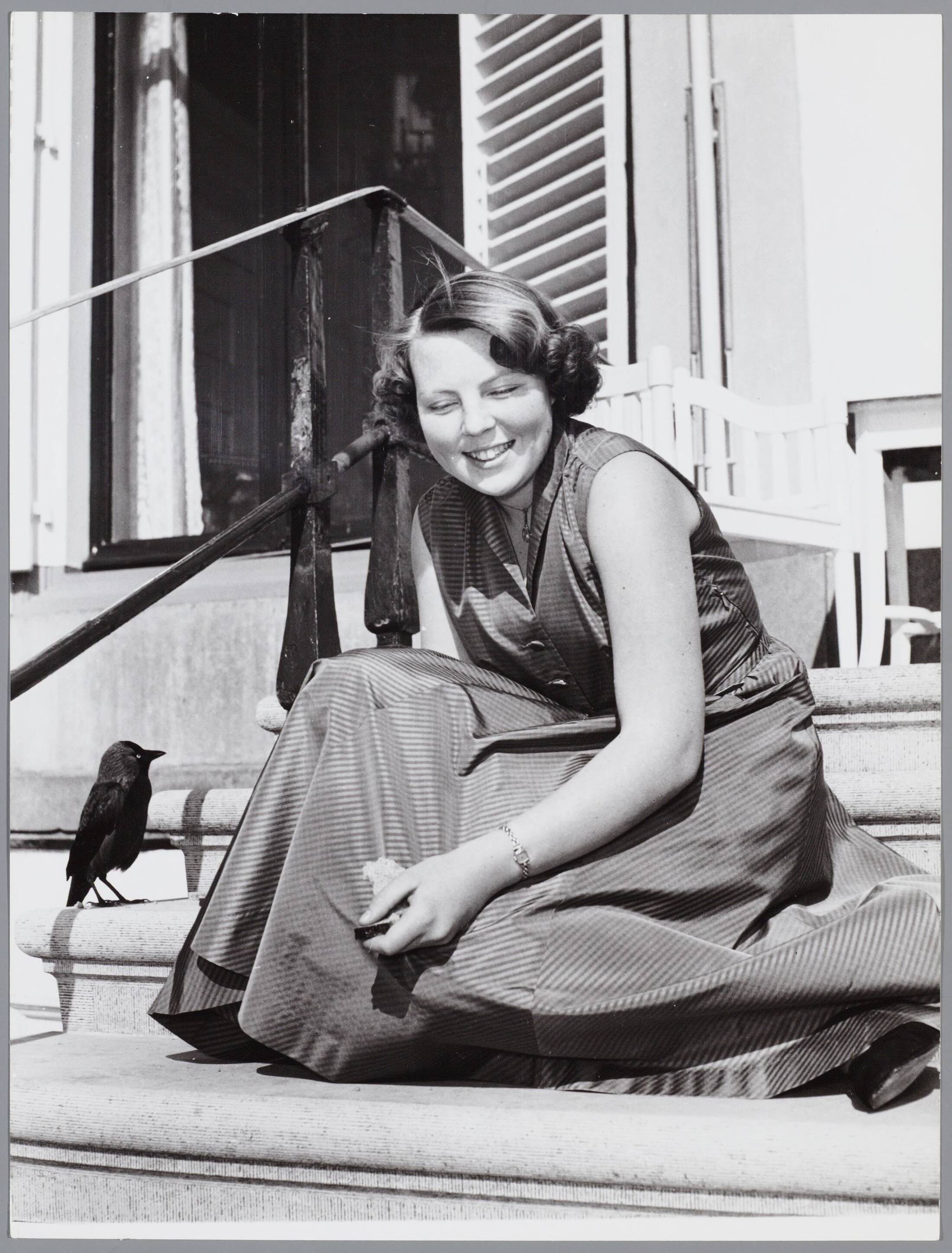 Fotocollectie RVD / Koninklijk Huis — Prinses Beatrix met een kraai op de trappen van Paleis Soestdijk — Foto: Reijken, Tiemen van der / RVD. Licentie: Set B: Rechtenvrij / Publiek Domein. Bron: Nationaal Archief. http://hdl.handle.net/10648/afb04c1e-d0b4-102d-bcf8-003048976d84