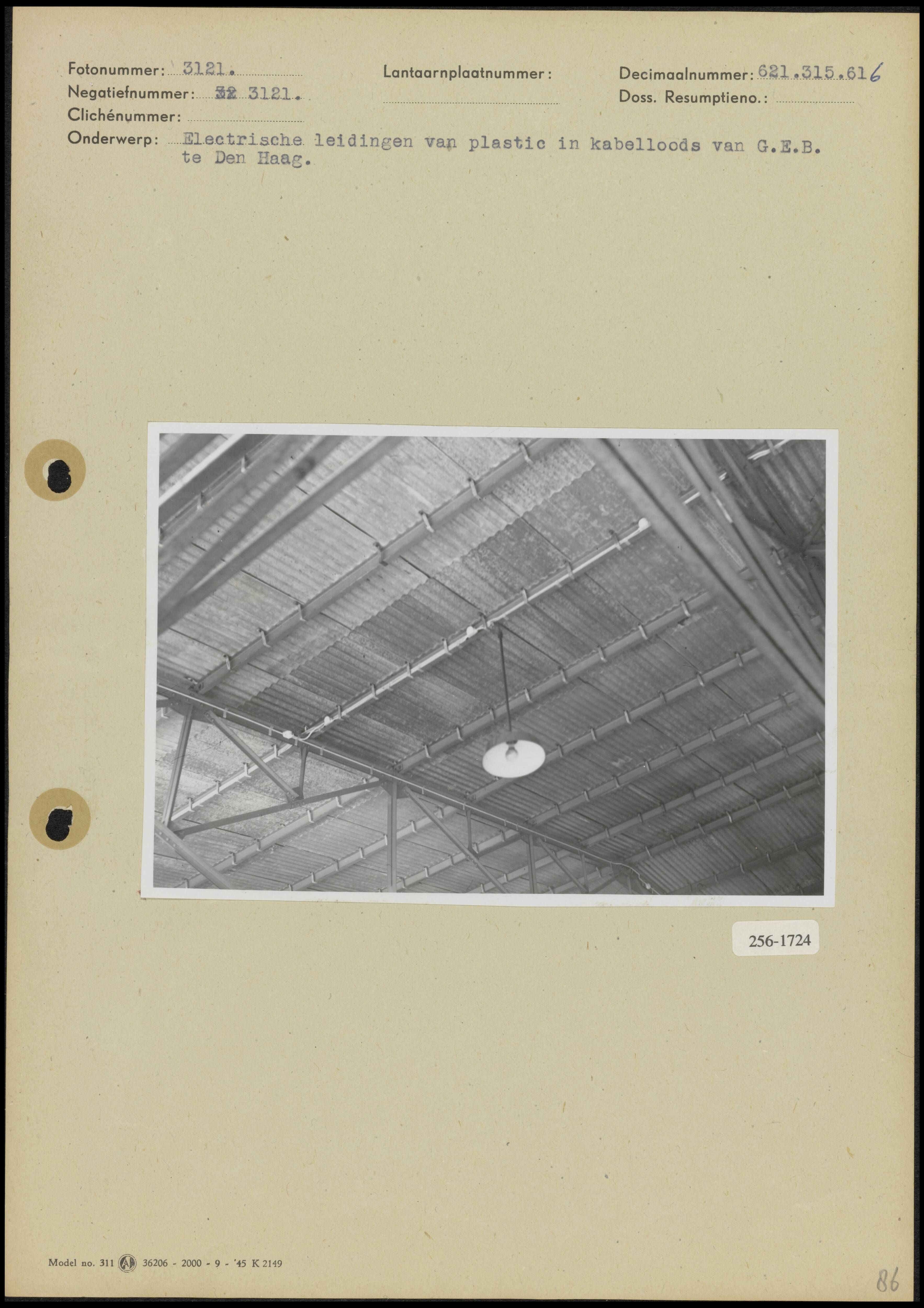 Fotocollectie Arbeidsinspectie — Elektrische leidingen van plastic in een kabelloods van het GEB te Den Haag — Foto: Onbekend / Publiek Domein of Rechtenvrij. Licentie: Set B: Rechtenvrij / Publiek Domein. Bron: Nationaal Archief. http://hdl.handle.net/10648/b0171408-d0b4-102d-bcf8-003048976d84