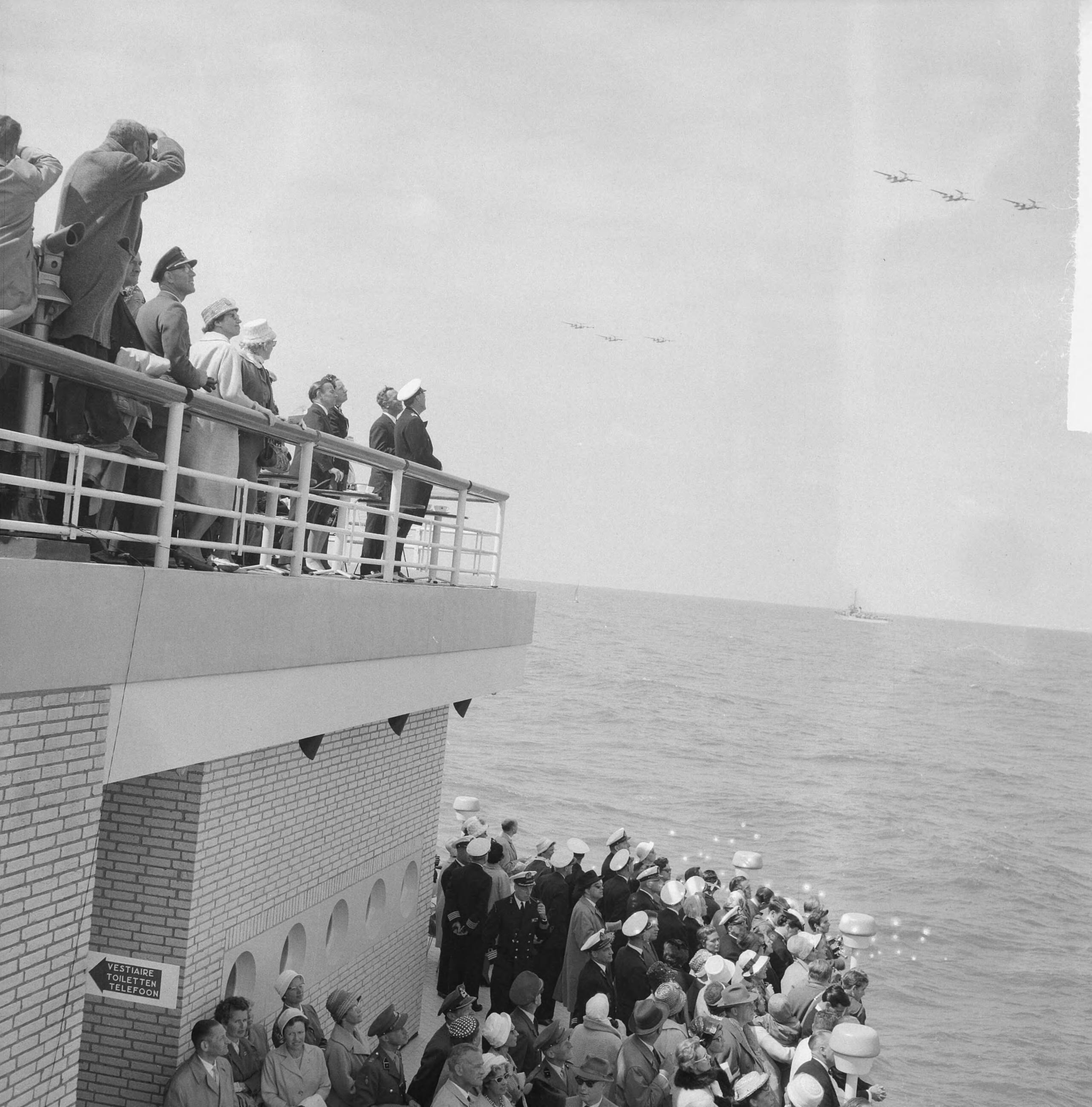 Fotocollectie Anefo — Vlootschouw Scheveningen. Koninklijk paar op de Pier — Foto: Lindeboom, Henk / Anefo. Licentie: Set B: Rechtenvrij / Publiek Domein. Bron: Nationaal Archief. http://hdl.handle.net/10648/a9dbc03e-d0b4-102d-bcf8-003048976d84
