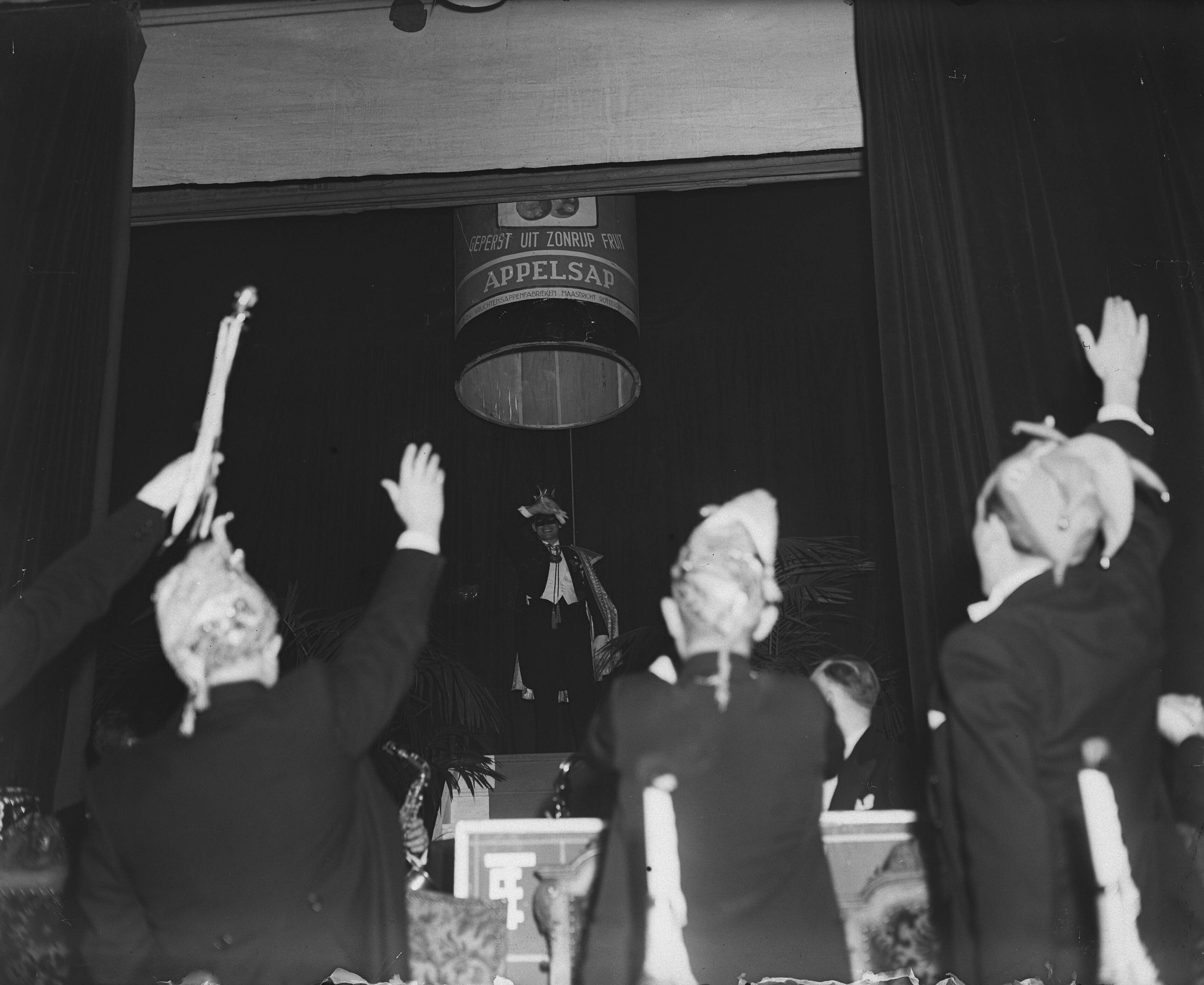 Fotocollectie Anefo — Uitroeping van Prins Carnaval 1948 te Maastricht. Prins Carnaval arriveert in fles Appelsap — Foto: Snikkers, Anton / Anefo. Licentie: Set B: Rechtenvrij / Publiek Domein. Bron: Nationaal Archief. http://hdl.handle.net/10648/a8b1b0ec-d0b4-102d-bcf8-003048976d84