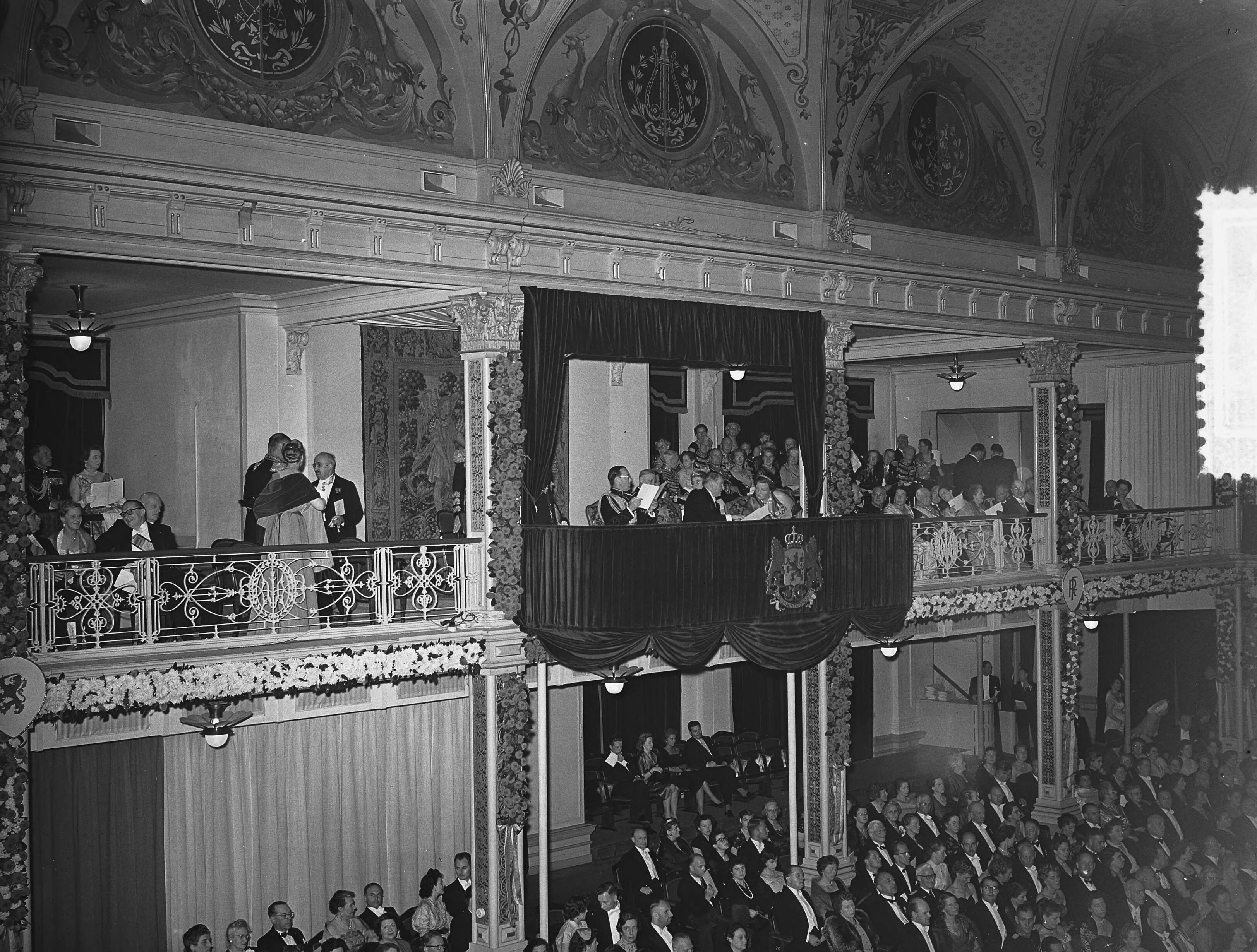 Staatsbezoek Franse president René Coty (1954) — Staatsbezoek Franse president René Coty. Tweede dag. Bezoek aan Den Haag. Galaconcertin het Kurhaus te Scheveningen — Foto: Bilsen, Joop van / Anefo. Licentie: Set B: Rechtenvrij / Publiek Domein. Bron: Nationaal Archief. http://hdl.handle.net/10648/a9265474-d0b4-102d-bcf8-003048976d84