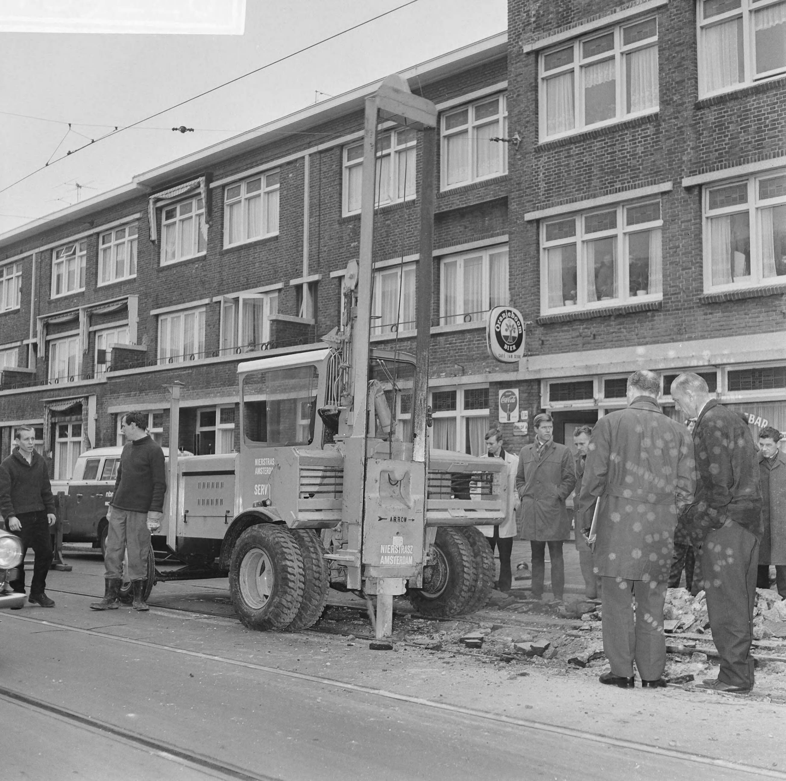 Fotocollectie Anefo — Opdracht Nierstratz, betonsplijtmachine in Den Haag — Foto: Voets, Jan / Anefo. Licentie: Set B: Rechtenvrij / Publiek Domein. Bron: Nationaal Archief. http://hdl.handle.net/10648/aae071e6-d0b4-102d-bcf8-003048976d84