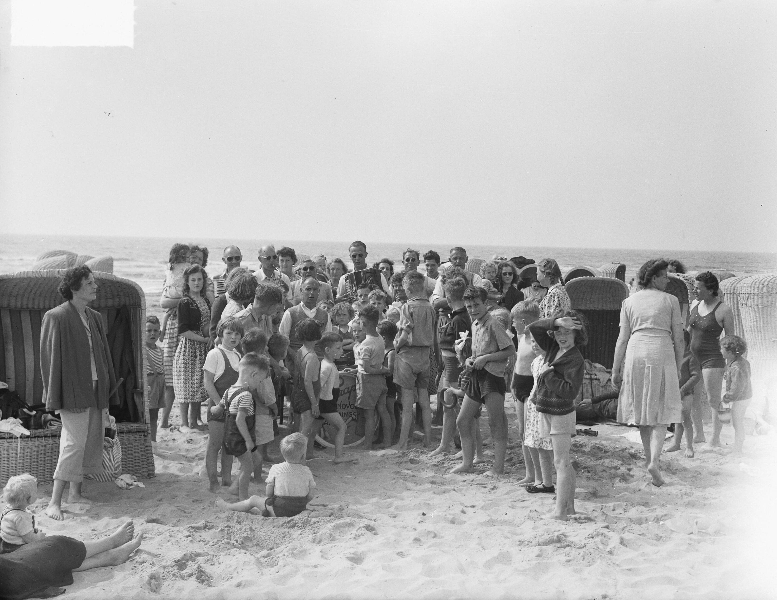 Fotocollectie Anefo — Zomerdrukte Zandvoort — Foto: Pot, Harry / Anefo. Licentie: Set B: Rechtenvrij / Publiek Domein. Bron: Nationaal Archief. http://hdl.handle.net/10648/a8d9b2fe-d0b4-102d-bcf8-003048976d84