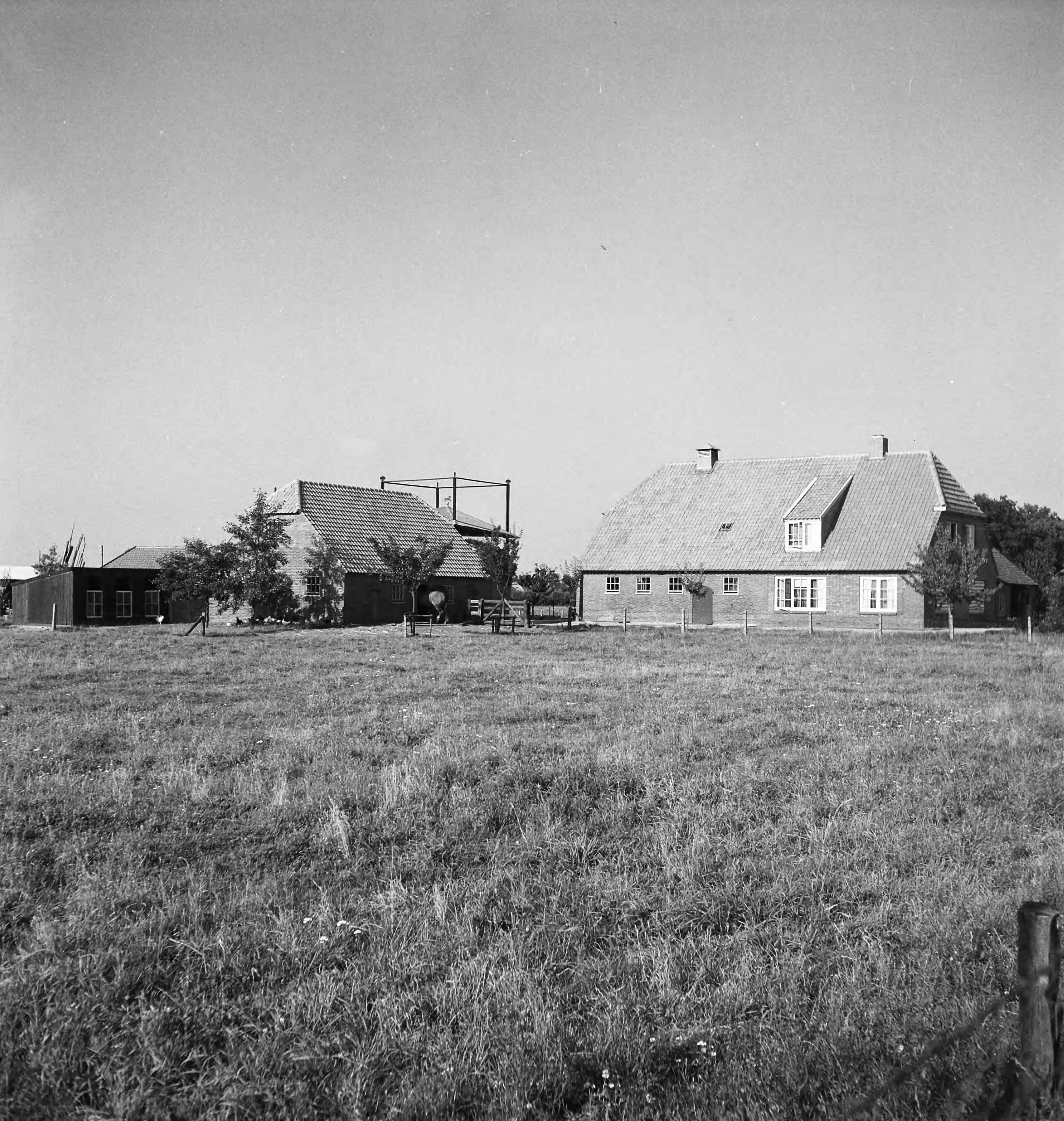 Fotocollectie Nederlandse Heidemaatschappij — Boerderij met onvoldoende beplanting langs de weg Scherpenzeel - Woudenberg — Foto: Tromp, [...] / Heidemij. Licentie: Set B: Rechtenvrij / Publiek Domein. Bron: Nationaal Archief. http://hdl.handle.net/10648/ae7d25f6-d0b4-102d-bcf8-003048976d84