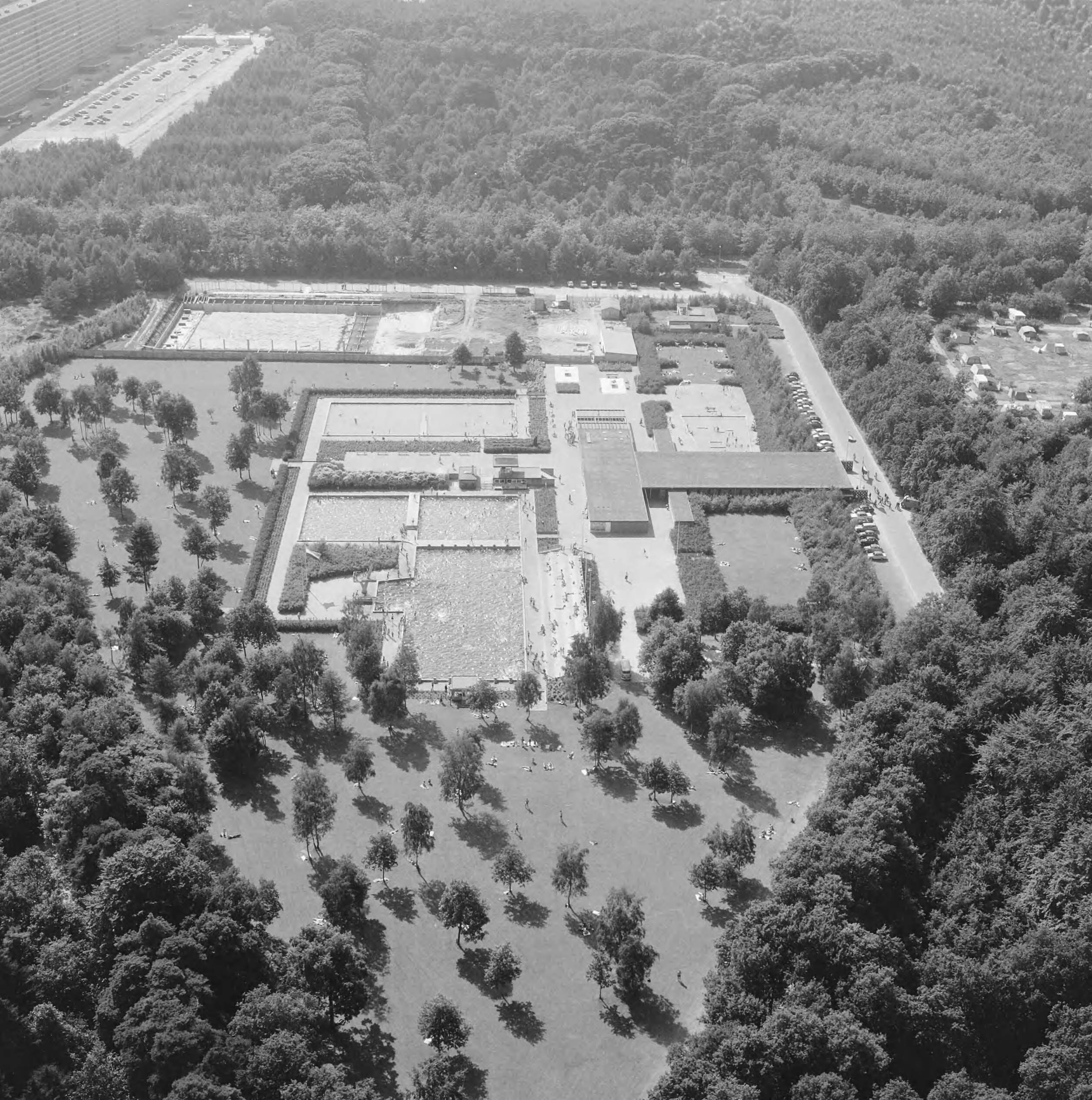 Fotocollectie Nederlandse Heidemaatschappij — Luchtopname. Openluchtzwembad te Soest — Foto: Fotograaf Onbekend / Heidemij. Licentie: Set B: Rechtenvrij / Publiek Domein. Bron: Nationaal Archief. http://hdl.handle.net/10648/ae4fcac0-d0b4-102d-bcf8-003048976d84
