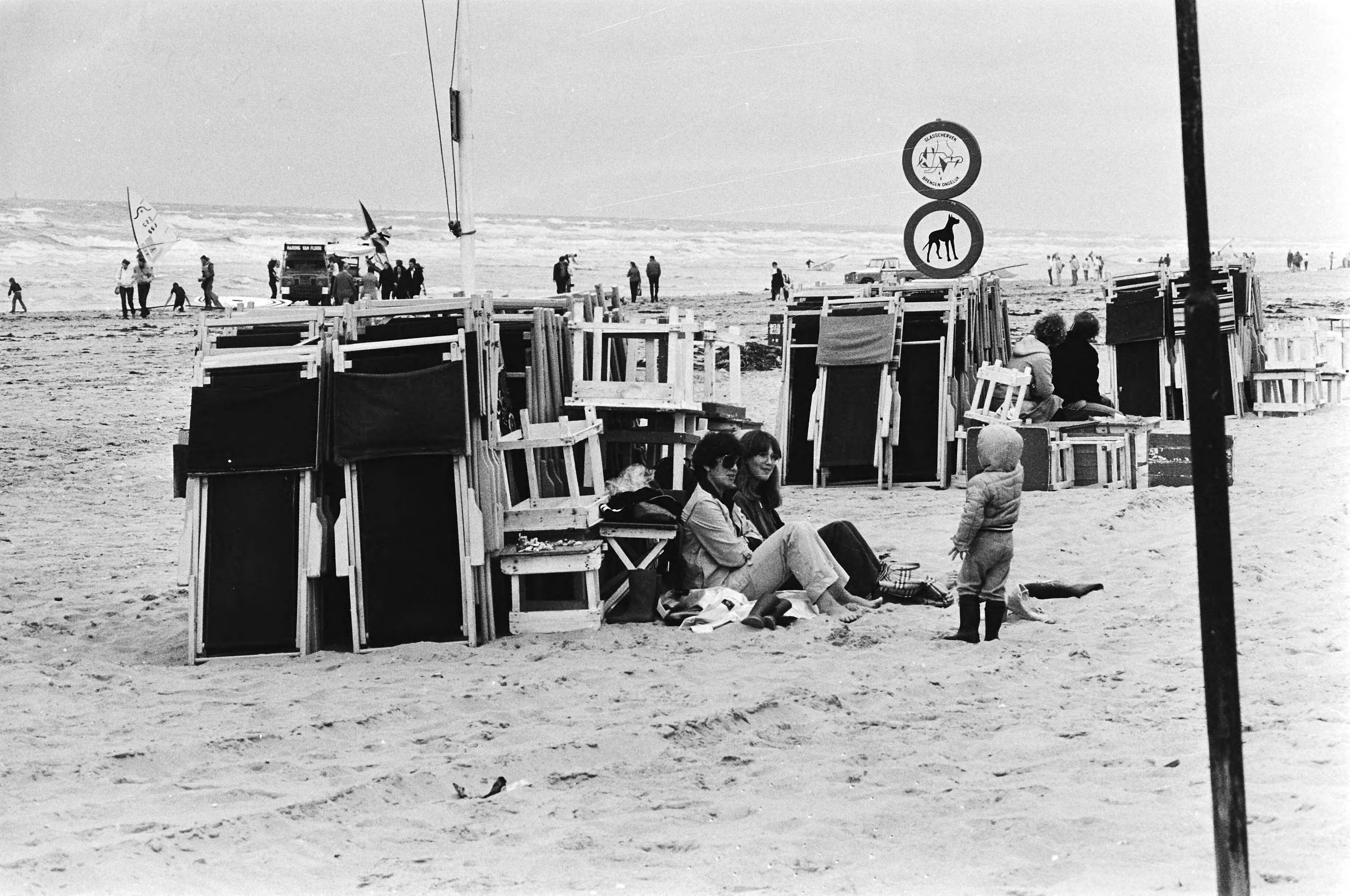 Zandvoort, slecht strandweer — Noord-Holland|Zandvoort|stranden |wind |vrijetijdsbesteding |meubilair — Foto: Croes, Rob C. / Anefo. Licentie: Set B: Rechtenvrij / Publiek Domein. Bron: Nationaal Archief. http://hdl.handle.net/10648/accdf816-d0b4-102d-bcf8-003048976d84