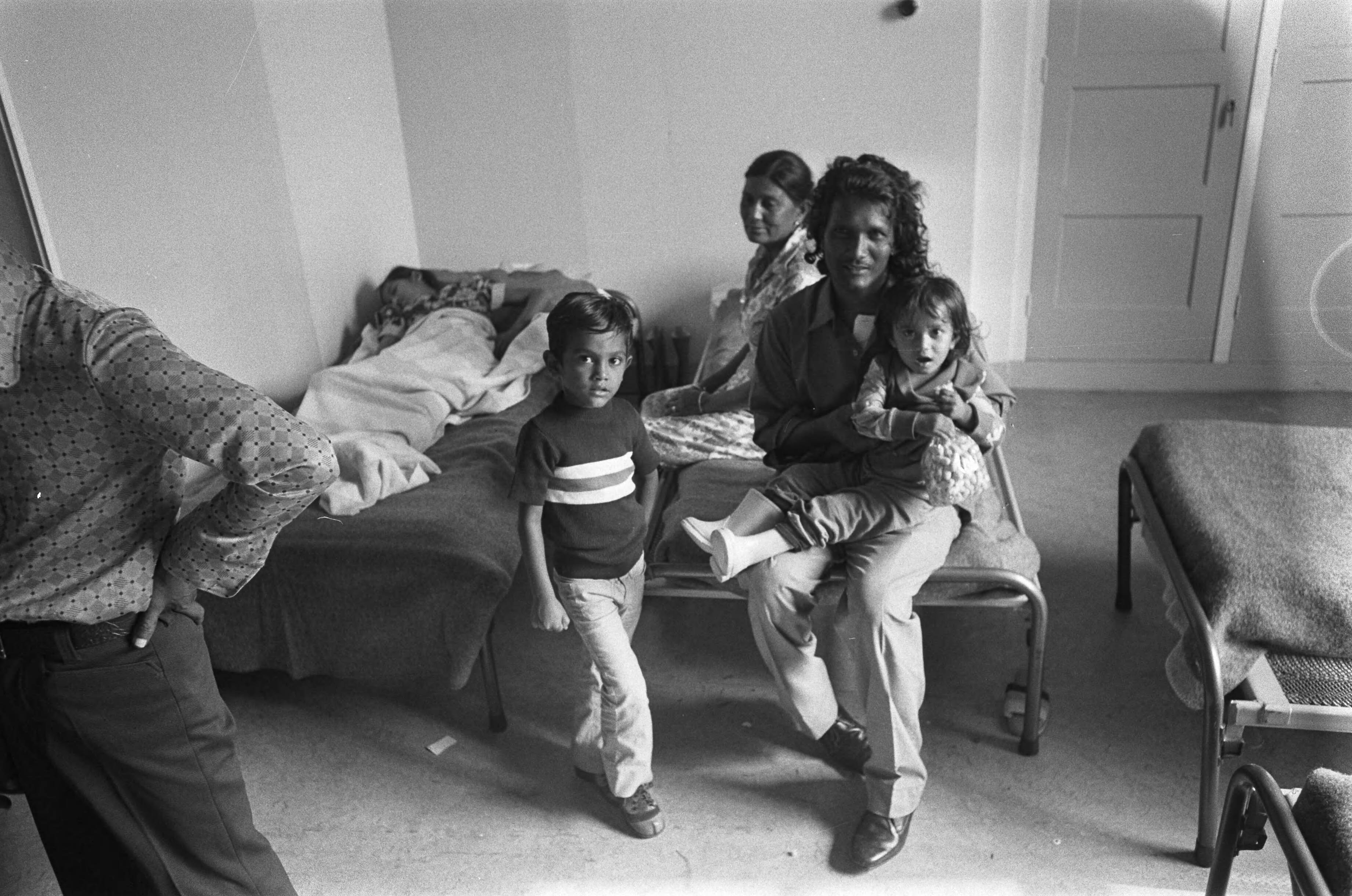 Fotocollectie Anefo — Surinamers ondergebracht in Frederikkazerne in Leeuwarden familie in slaapzaal — Foto: Verhoeff, Bert / Anefo. Licentie: Set B: Rechtenvrij / Publiek Domein. Bron: Nationaal Archief. http://hdl.handle.net/10648/ac724656-d0b4-102d-bcf8-003048976d84