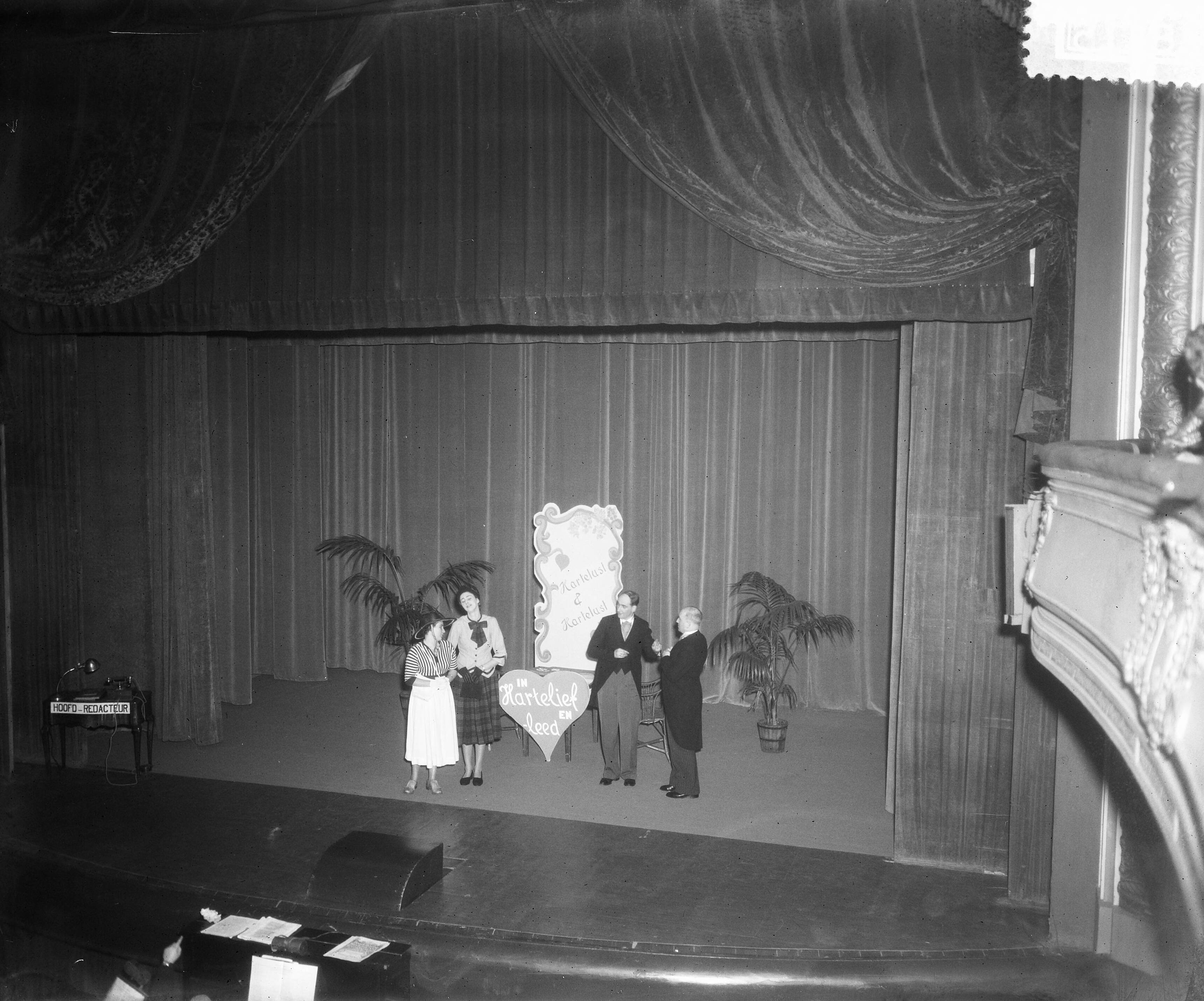 Jubileum HHV te Haarlem — Jubileum HHV te Haarlem. Cabaret-revue — Foto: Duinen, H. van / Anefo. Licentie: Set B: Rechtenvrij / Publiek Domein. Bron: Nationaal Archief. http://hdl.handle.net/10648/a8f1b0b6-d0b4-102d-bcf8-003048976d84