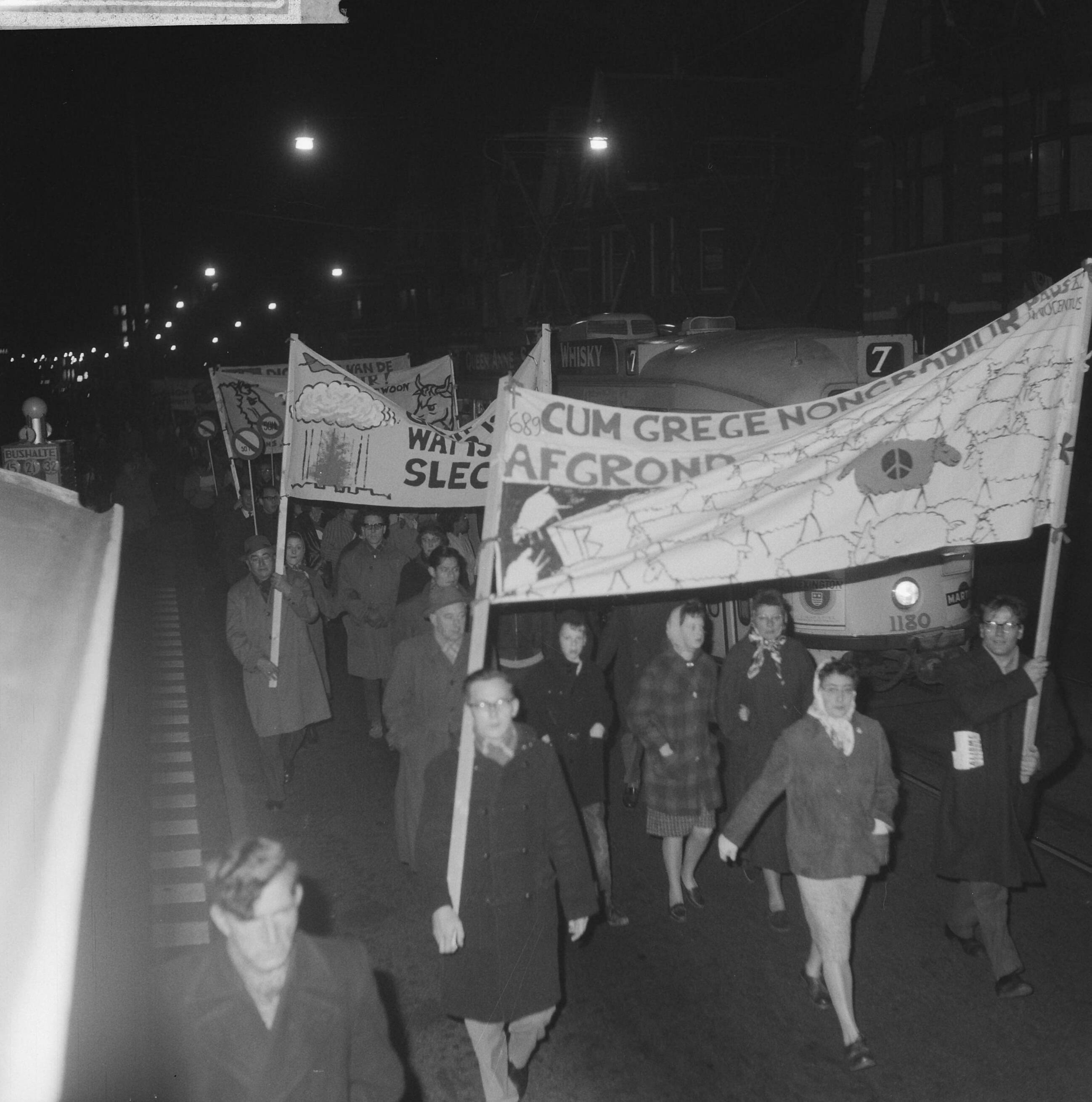 Fotocollectie Anefo — Anti-Atoombommars in Den Haag. De betogers onderweg — Foto: Pot, Harry / Anefo. Licentie: Set B: Rechtenvrij / Publiek Domein. Bron: Nationaal Archief. http://hdl.handle.net/10648/a9e98f8e-d0b4-102d-bcf8-003048976d84