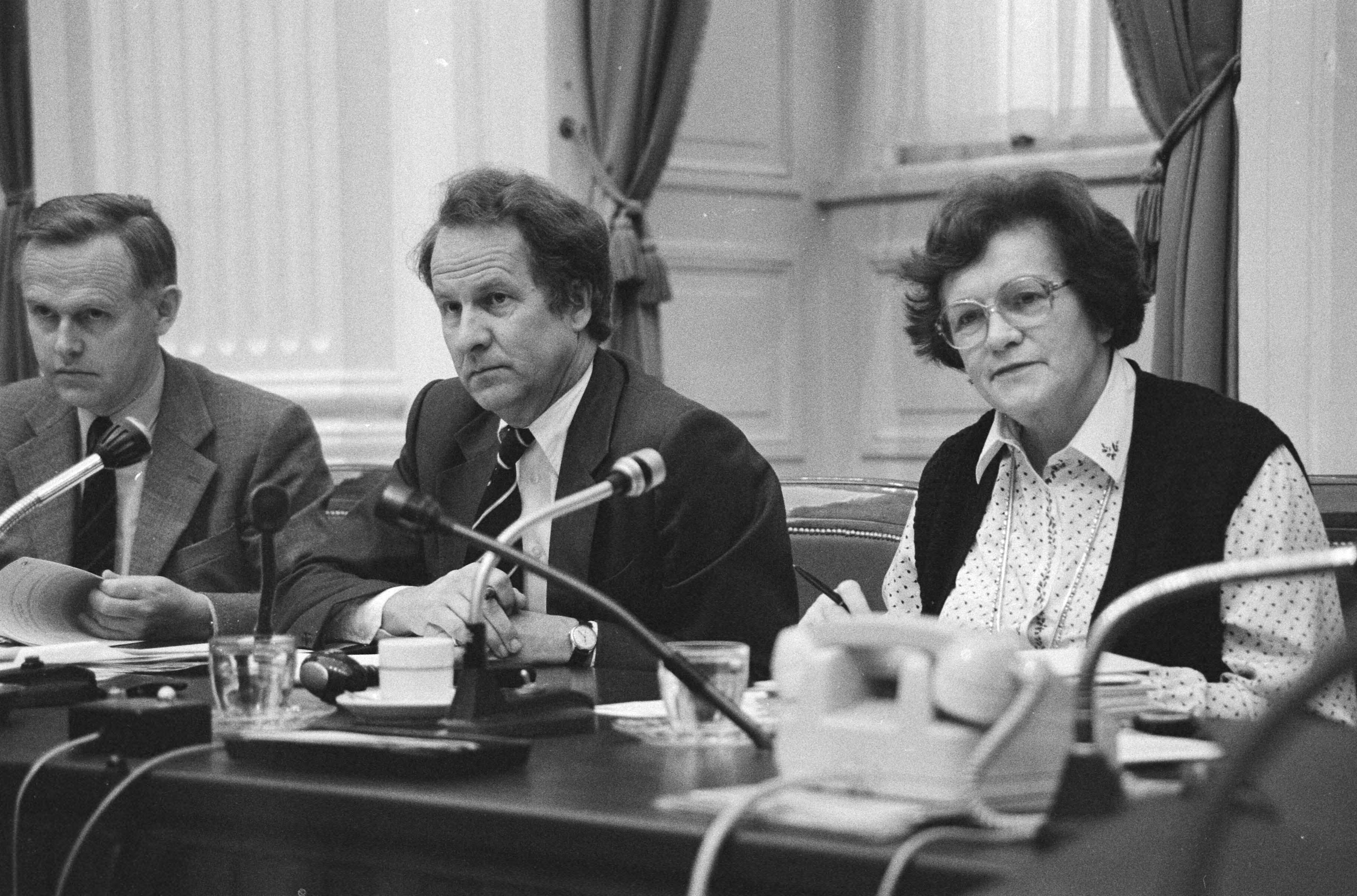 Fotocollectie Anefo — Vaste kamercommissie voor Volkshuisvesting en Ruimtelijke Ordening in Den Haag , Brokx met voorz. van Presidium, mw. Cornelissen (CDA) — Foto: Dijk, Hans van / Anefo. Licentie: Set B: Rechtenvrij / Publiek Domein. Bron: Nationaal Archief. http://hdl.handle.net/10648/acec0a0e-d0b4-102d-bcf8-003048976d84