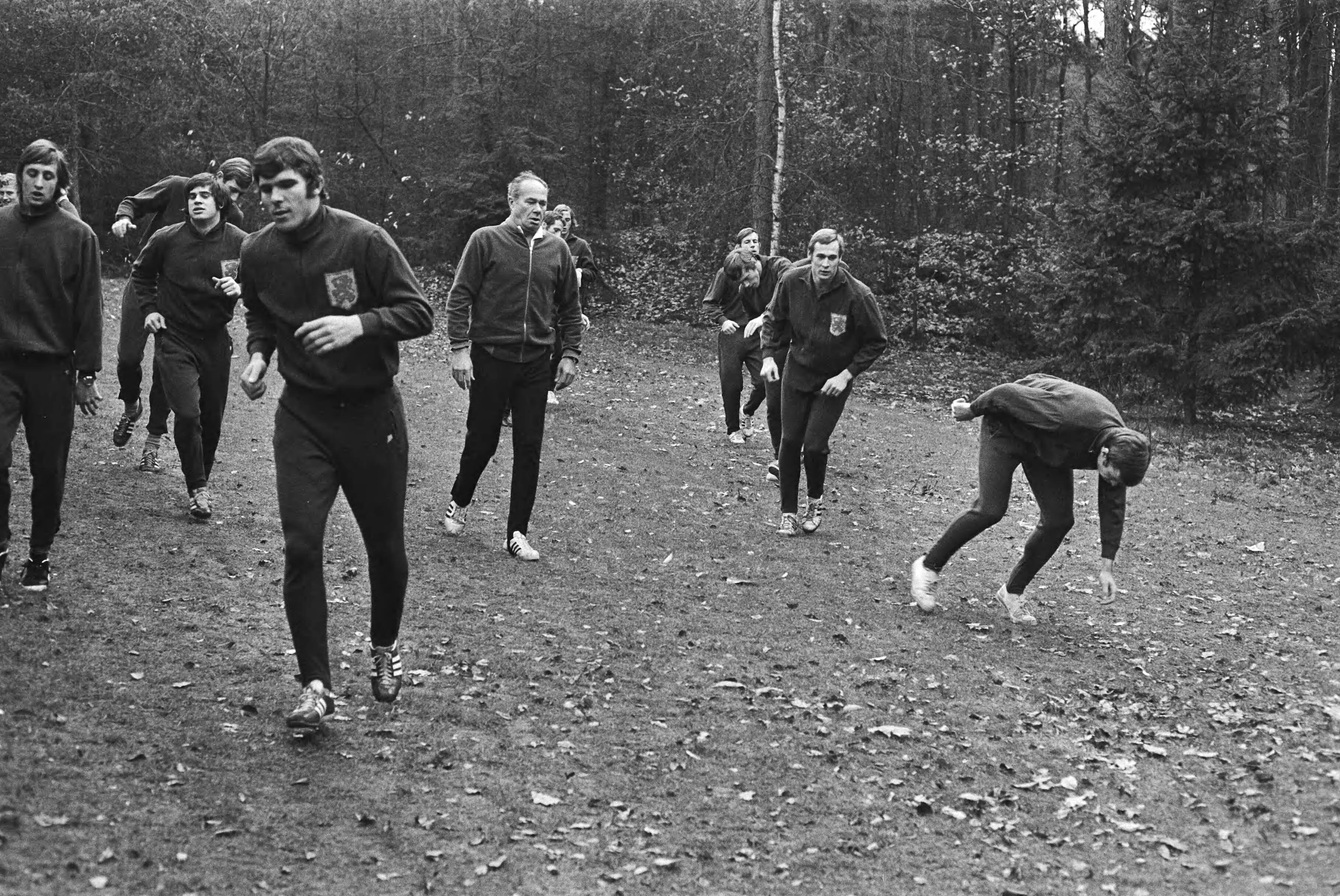 Fotocollectie Anefo — Nederlands elftal bijeen, voor vriendschappelijke wedstrijd tegen Roemenie, in Zeist — Foto: Verhoeff, Bert / Anefo. Licentie: Set B: Rechtenvrij / Publiek Domein. Bron: Nationaal Archief. http://hdl.handle.net/10648/ababb806-d0b4-102d-bcf8-003048976d84