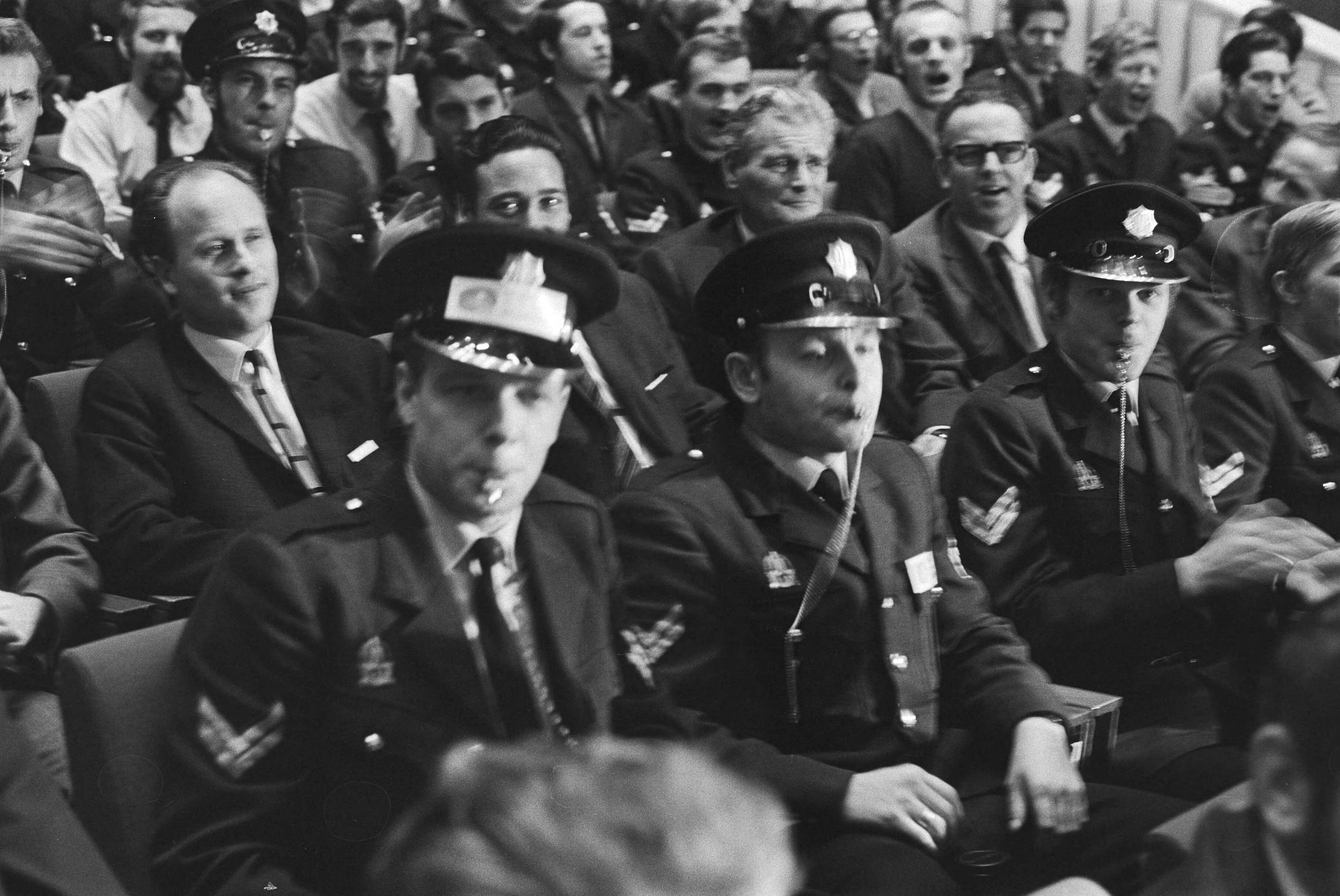 Fotocollectie Anefo — Protestvergadering van ongeveer tweeduizend politiemannen in Congresgebouw Den Haag — Foto: Verhoeff, Bert / Anefo. Licentie: Set B: Rechtenvrij / Publiek Domein. Bron: Nationaal Archief. http://hdl.handle.net/10648/abac582e-d0b4-102d-bcf8-003048976d84