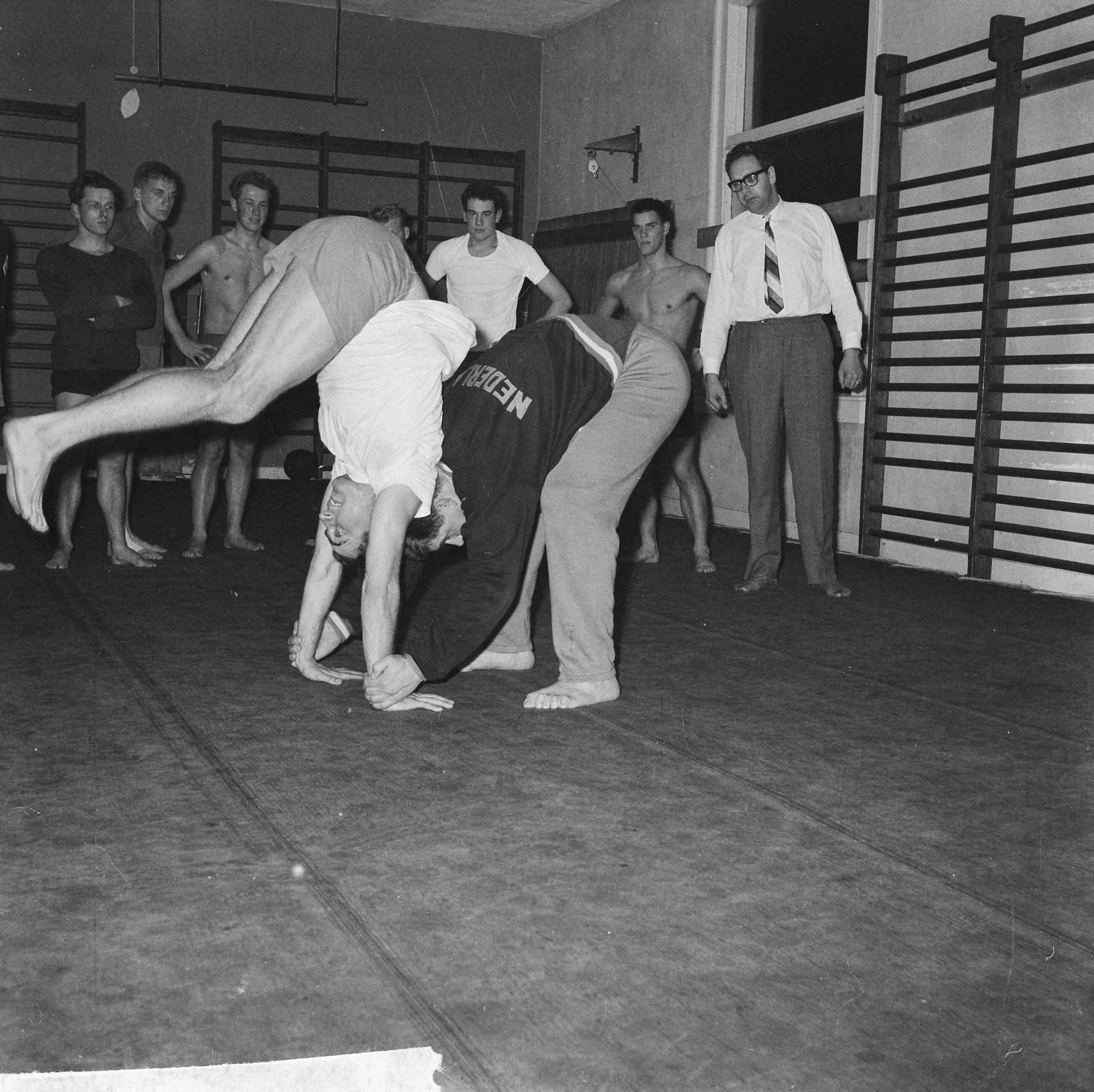Fotocollectie Anefo — Training van het Nederlands waterpolo zevental door Anton Geesink te Utrecht — Foto: Nijs, Jac. de / Anefo. Licentie: Set B: Rechtenvrij / Publiek Domein. Bron: Nationaal Archief. http://hdl.handle.net/10648/aa1e5bf6-d0b4-102d-bcf8-003048976d84
