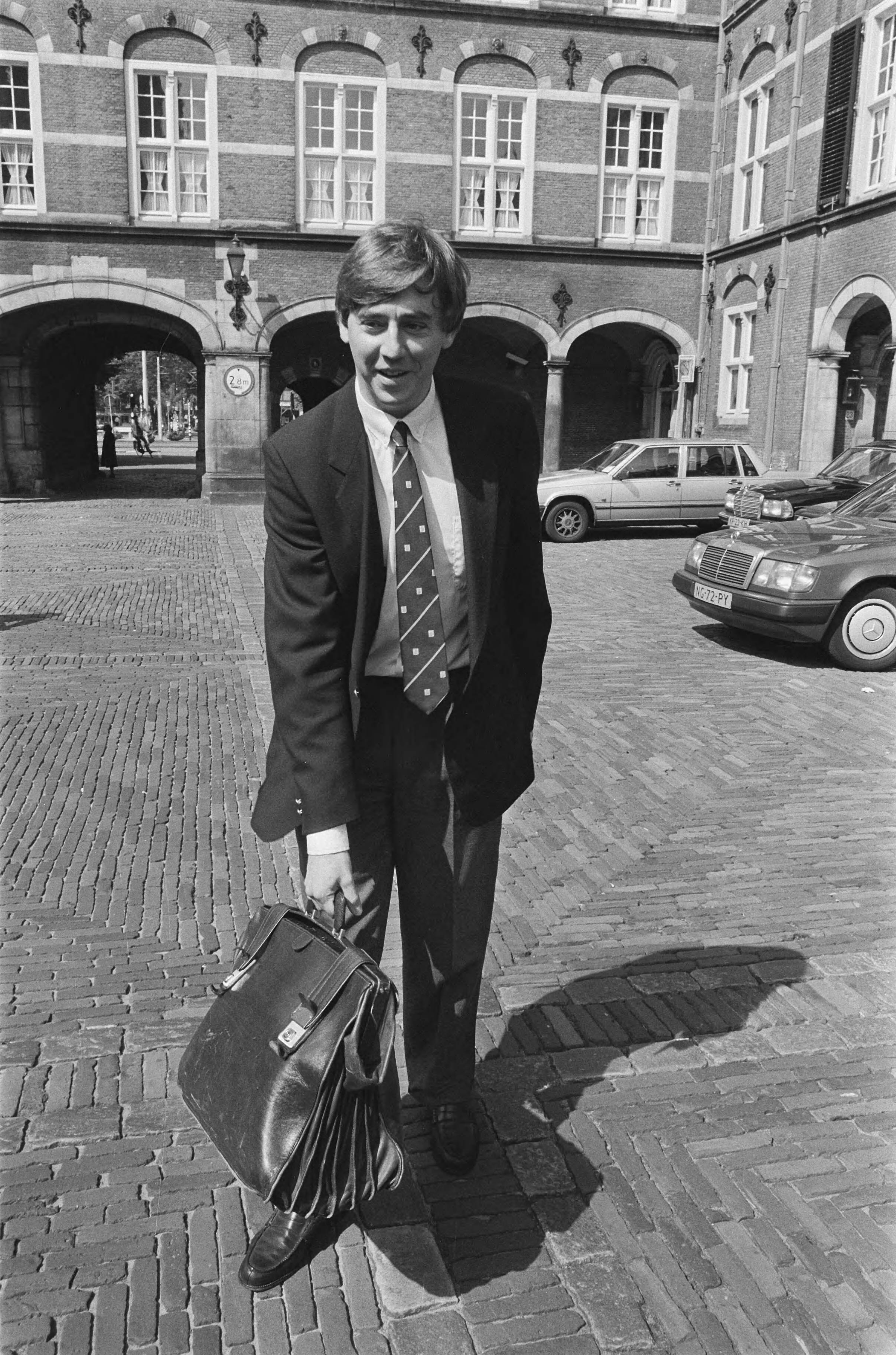Fotocollectie Anefo — Kabinetsinformatie; ed nijpels op het binnenhof te den haag — Foto: Croes, Rob C. / Anefo. Licentie: Set B: Rechtenvrij / Publiek Domein. Bron: Nationaal Archief. http://hdl.handle.net/10648/ad542e40-d0b4-102d-bcf8-003048976d84