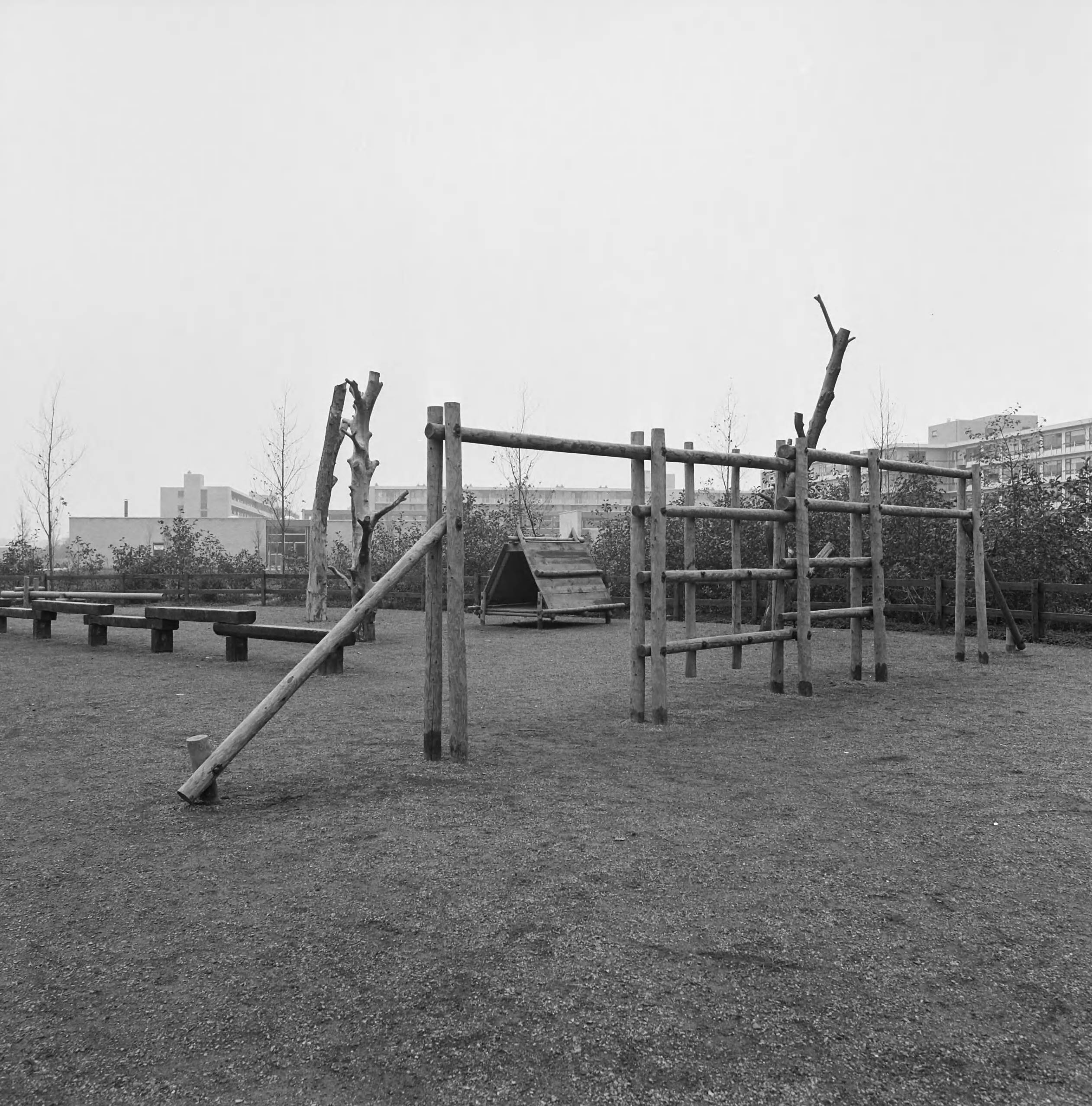 Fotocollectie Nederlandse Heidemaatschappij — Zoetermeer. Speelwerktuigen rond flats — Foto: Fotograaf Onbekend / Heidemij. Licentie: Set B: Rechtenvrij / Publiek Domein. Bron: Nationaal Archief. http://hdl.handle.net/10648/ae835e76-d0b4-102d-bcf8-003048976d84