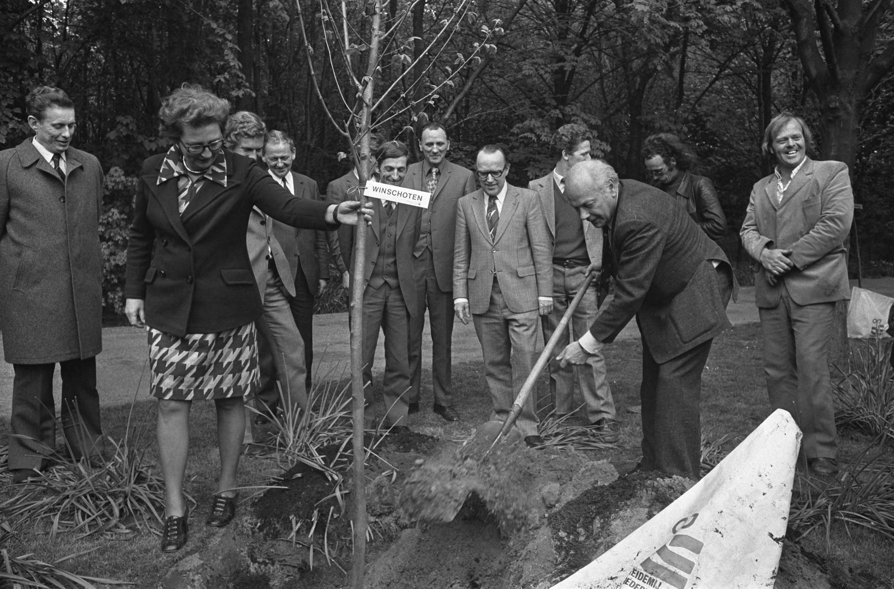 Fotocollectie Anefo — Delegatie streekraad Oost Groningen biedt Den Uyl olm aan op Cathuis; Den Uyl plant eerste olm in tuin, geholpen door mevrouw Den Uyl — Foto: Verhoeff, Bert / Anefo. Licentie: Set B: Rechtenvrij / Publiek Domein. Bron: Nationaal Archief. http://hdl.handle.net/10648/ac4a9b06-d0b4-102d-bcf8-003048976d84