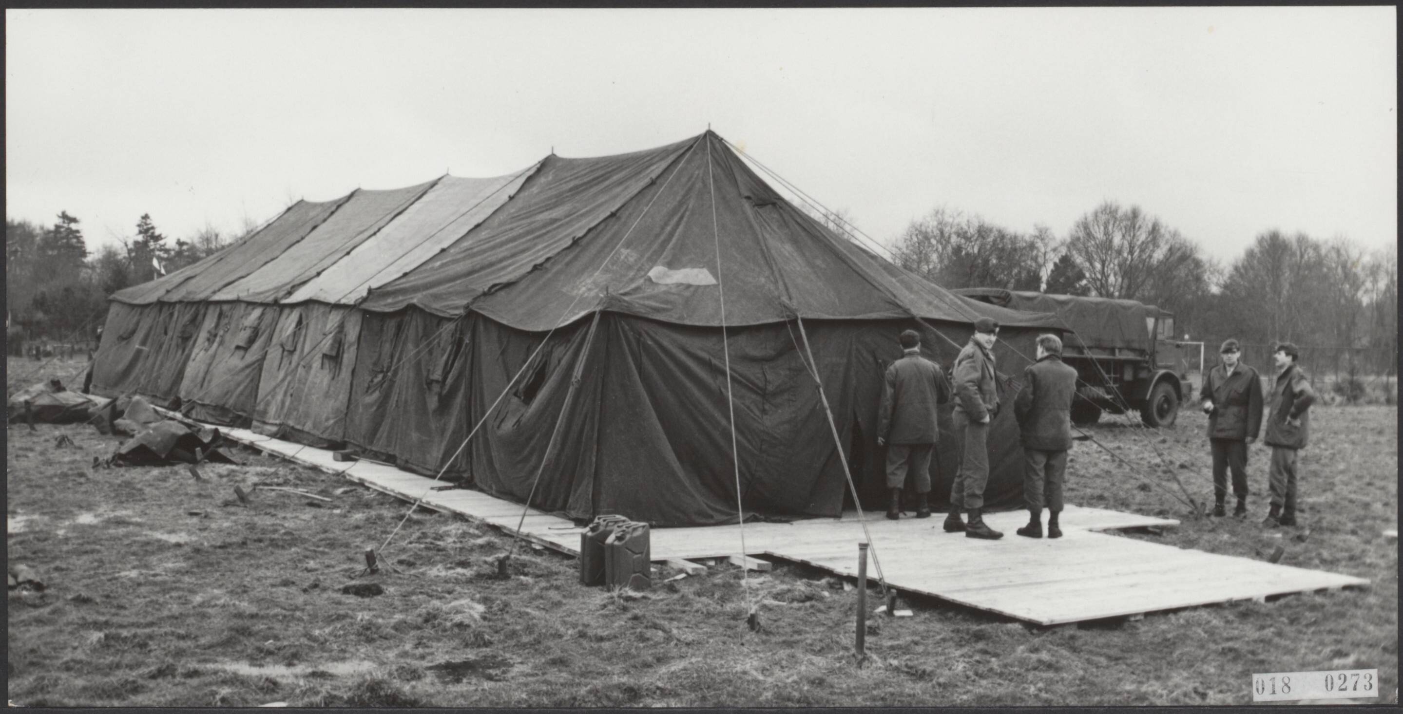Fotocollectie Elsevier Binnenland — Tegenover kasteel Drakensteyn is i.v.m. de komende blijde gebeurtenis een tent opgezet om de pers uit binnen- en buitenland via de RVD in te lichten. Het is een oude legertent die geplaatst is op het terrein achter hotel Kastanjehof — Foto: Merk, Ben / Anefo. Licentie: Set B: Rechtenvrij / Publiek Domein. Bron: Nationaal Archief. http://hdl.handle.net/10648/adc1c158-d0b4-102d-bcf8-003048976d84