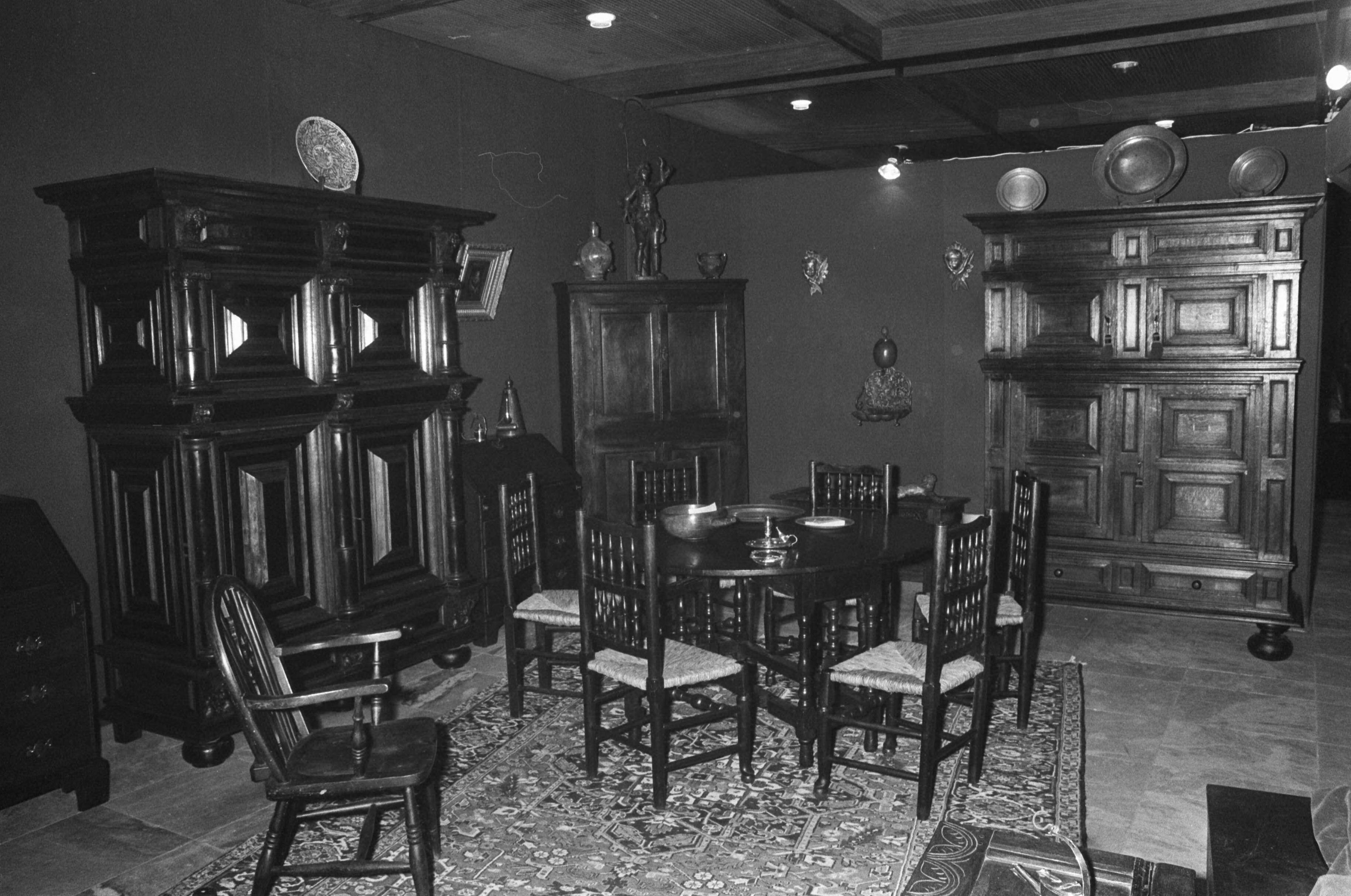 Fotocollectie Anefo — Antiekbeurs in Turfschip Breda — Foto: Peters, Hans / Anefo. Licentie: Set B: Rechtenvrij / Publiek Domein. Bron: Nationaal Archief. http://hdl.handle.net/10648/ac482c04-d0b4-102d-bcf8-003048976d84