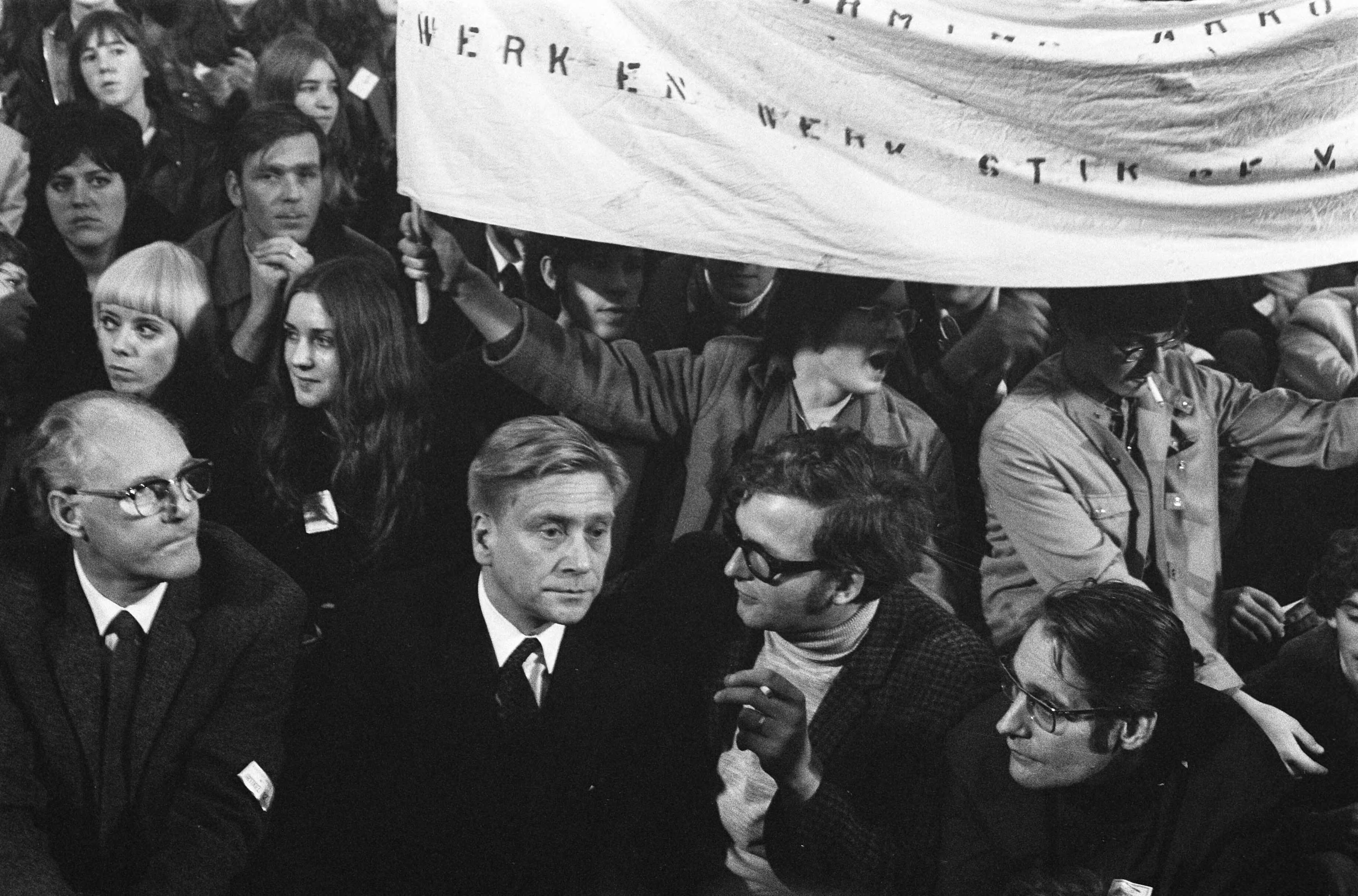 Fotocollectie Anefo — Demonstratie van Werkende Jongeren in Den Haag . In de tent — Foto: Verhoeff, Bert / Anefo. Licentie: Set B: Rechtenvrij / Publiek Domein. Bron: Nationaal Archief. http://hdl.handle.net/10648/ab7fb828-d0b4-102d-bcf8-003048976d84