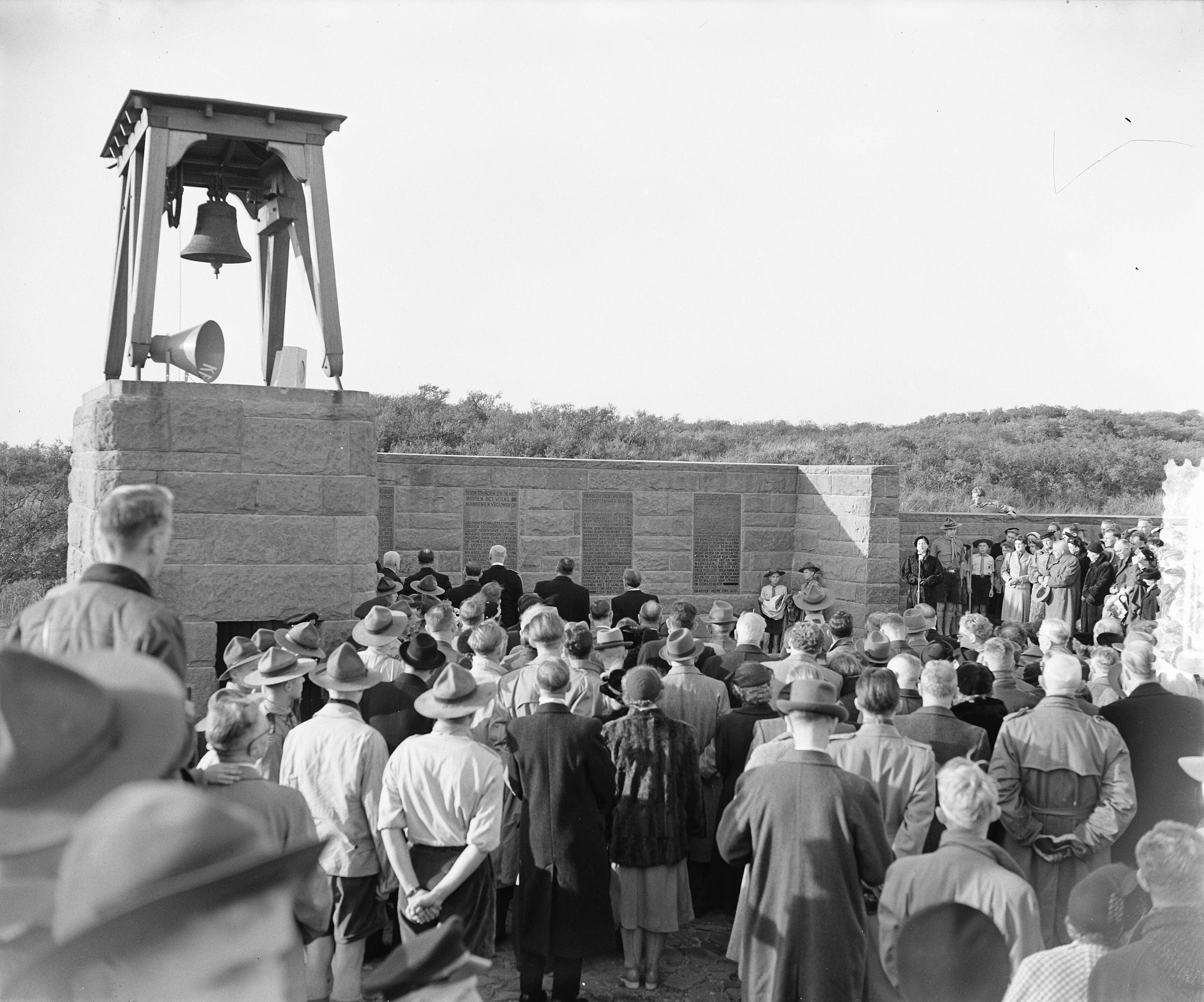 Fotocollectie Anefo — Onthulling gedenkteken op de Erebegraafplaats Bloemendaal — Foto: Rossem, Wim van / Anefo. Licentie: Set B: Rechtenvrij / Publiek Domein. Bron: Nationaal Archief. http://hdl.handle.net/10648/a91662e4-d0b4-102d-bcf8-003048976d84