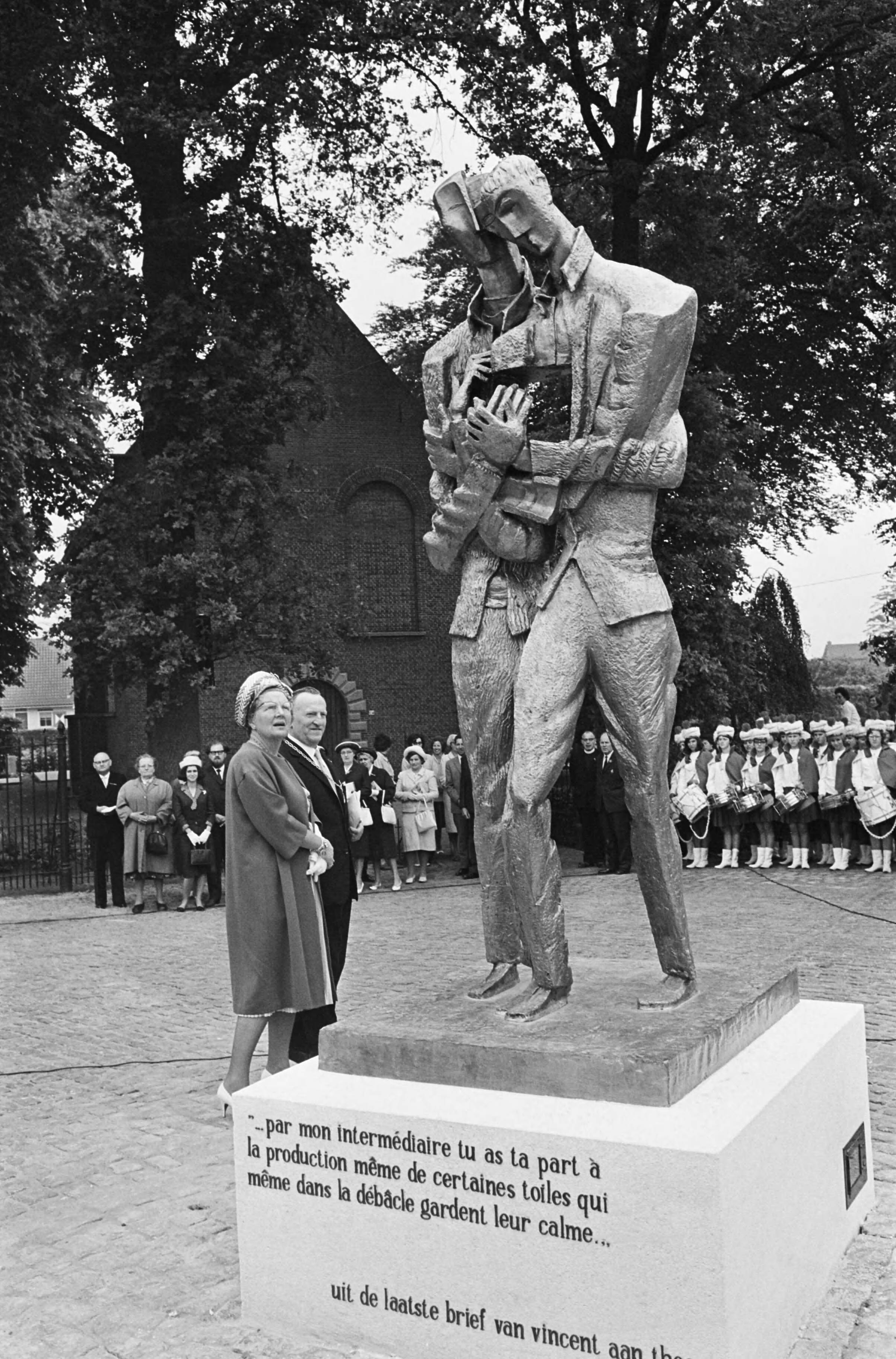 Koningin Juliana onthult het Van Gogh-monument in Zundert — Koningin Juliana heeft in Zundert het Van Gogh monument onthuld, koningin Juliana in gezelschap van de burgemeester van Zundert G.J.A. Manders — Foto: Fotograaf Onbekend / Anefo. Licentie: Set B: Rechtenvrij / Publiek Domein. Bron: Nationaal Archief. http://hdl.handle.net/10648/aa6af0d8-d0b4-102d-bcf8-003048976d84