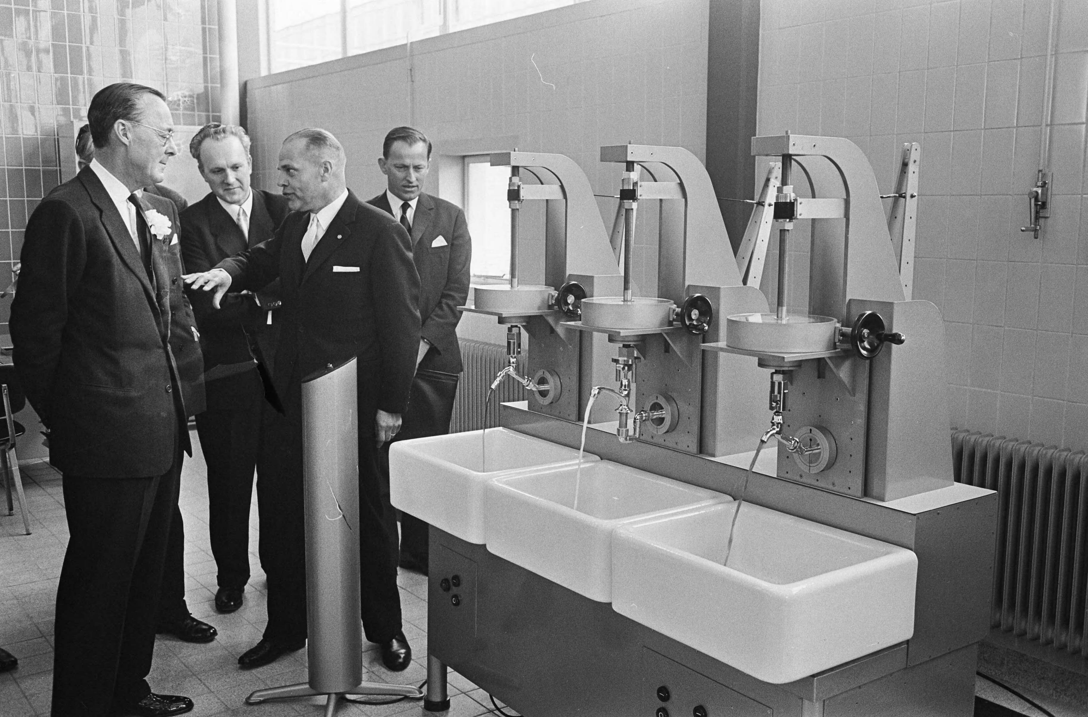 Fotocollectie Anefo — Prins Bernhard opende Kiwa te Rijswijk, Prins Bernhard op het laboratorium, drukt op knop — Foto: Koch, Eric / Anefo. Licentie: Set B: Rechtenvrij / Publiek Domein. Bron: Nationaal Archief. http://hdl.handle.net/10648/aaa34302-d0b4-102d-bcf8-003048976d84