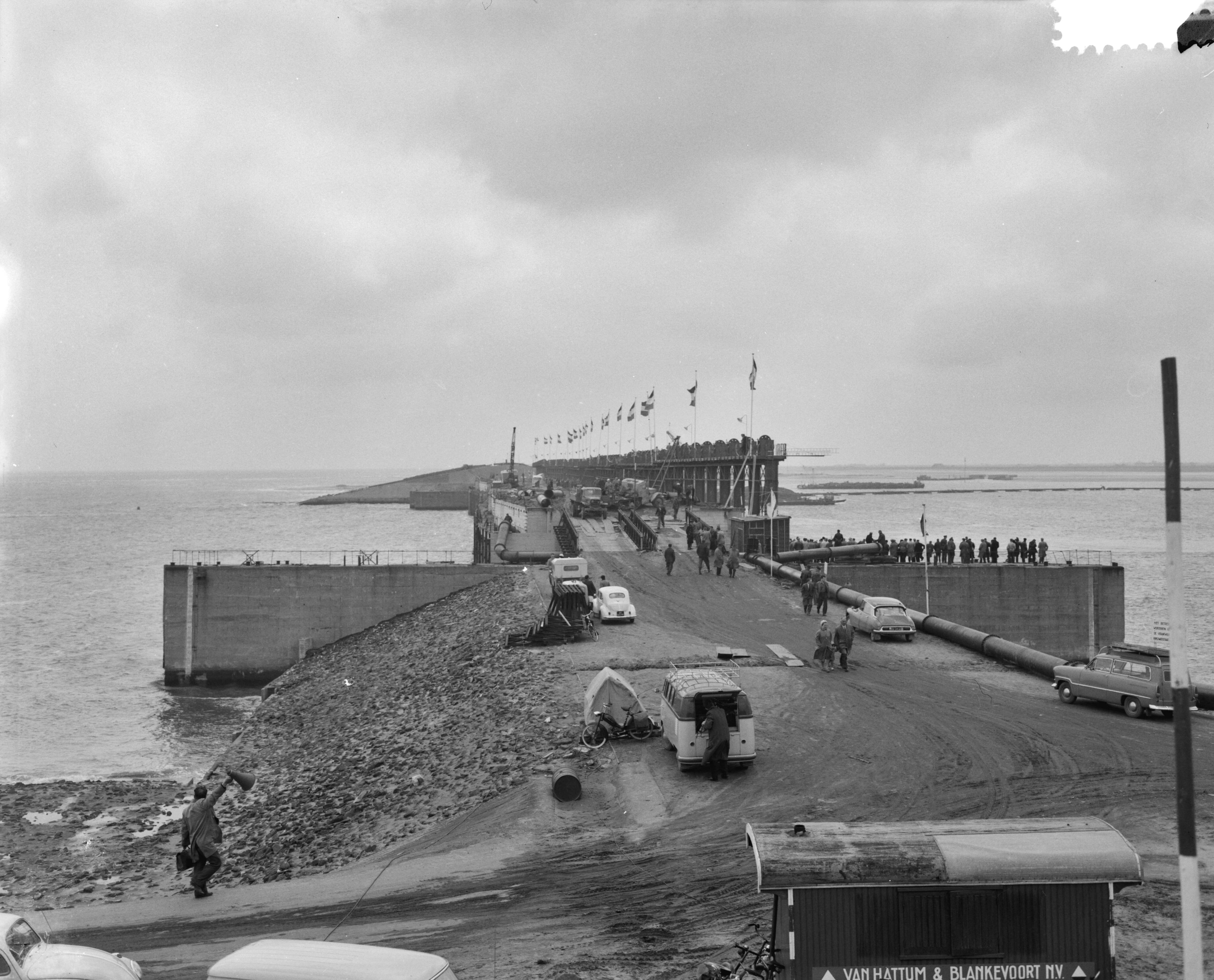 Fotocollectie Anefo — Definitieve sluiting van het Veerse Gat — Foto: Rossem, Wim van / Anefo. Licentie: Set B: Rechtenvrij / Publiek Domein. Bron: Nationaal Archief. http://hdl.handle.net/10648/a9d31d08-d0b4-102d-bcf8-003048976d84
