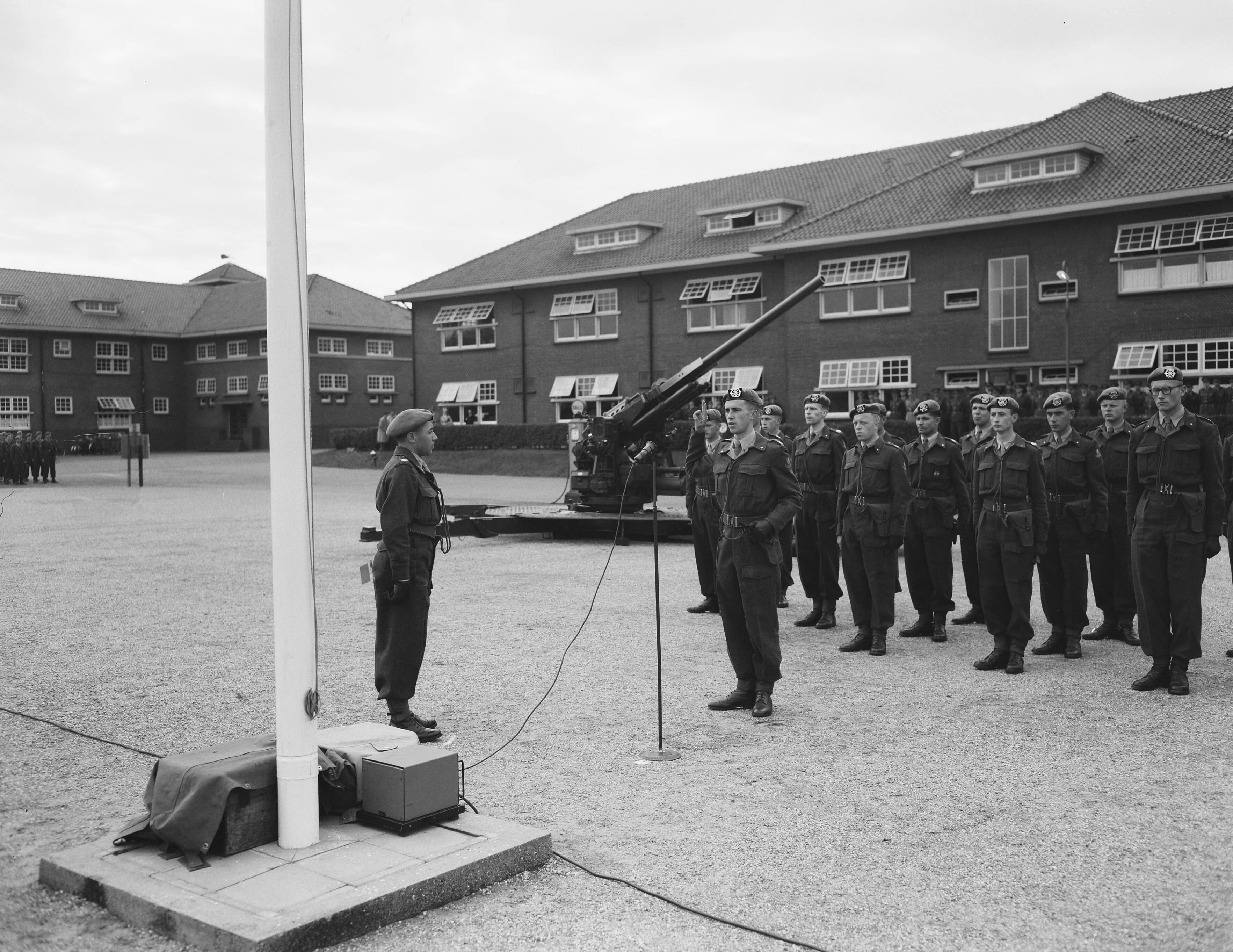 Fotocollectie Anefo — Beëdiging 70 Reserve tweede-luitenants in de Alexander Kazerne te Den Haag — Foto: Noske, J.D. / Anefo. Licentie: Set B: Rechtenvrij / Publiek Domein. Bron: Nationaal Archief. http://hdl.handle.net/10648/a925b96a-d0b4-102d-bcf8-003048976d84