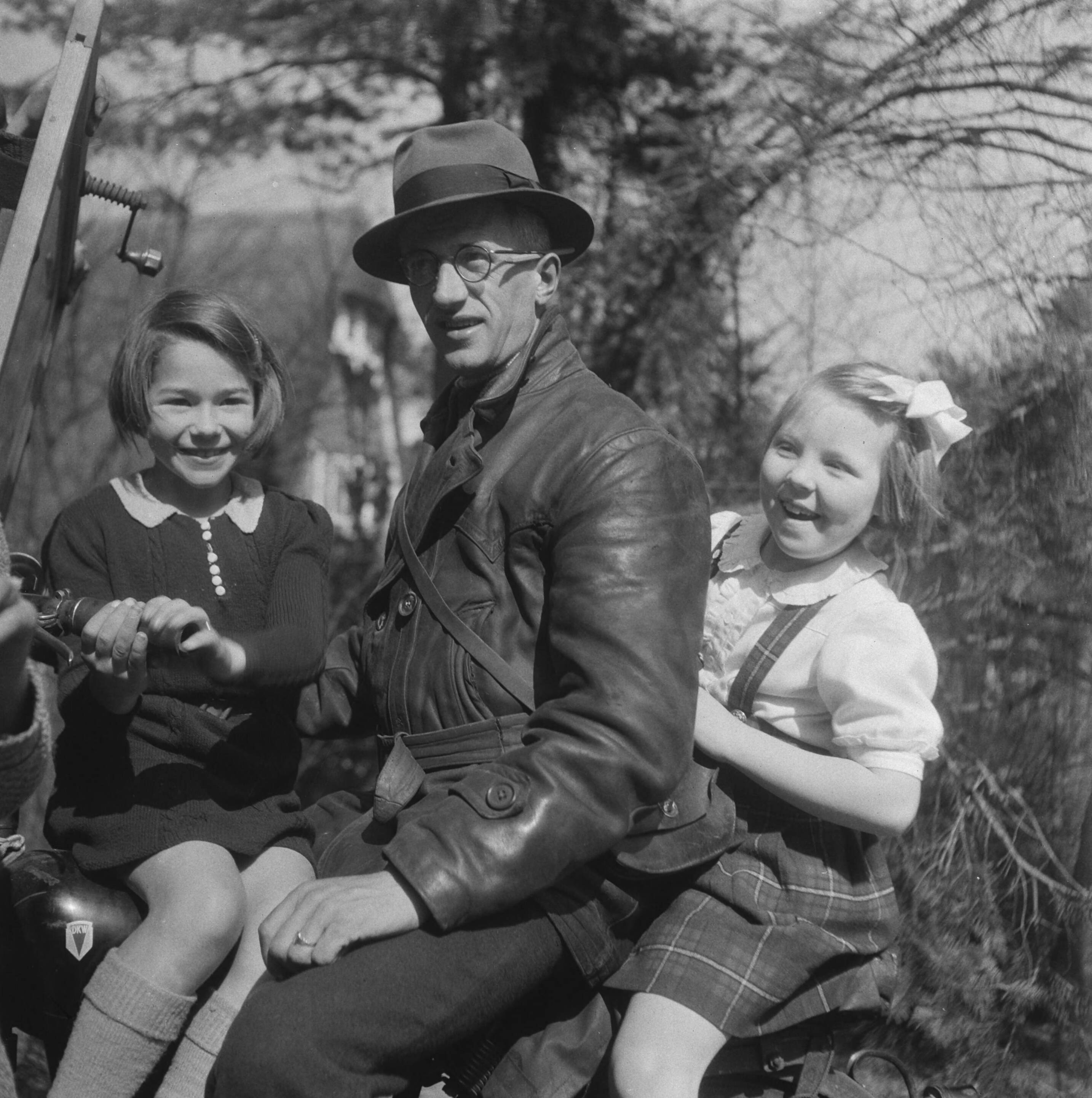 Prinses Beatrix en prinses Irene op de Werkplaats Kindergemeenschap van Kees Boeke te Bilthoven — De Werkplaats Kindergemeenschap van Kees Boeke. Prinses Beatrix achterop bij de plaatselijke bakker. De kinderen van de school helpen hem vaak bij het rondbrengen van brood — Foto: Breijer, Charles / Anefo. Licentie: Set B: Rechtenvrij / Publiek Domein. Bron: Nationaal Archief. http://hdl.handle.net/10648/a89a9d44-d0b4-102d-bcf8-003048976d84