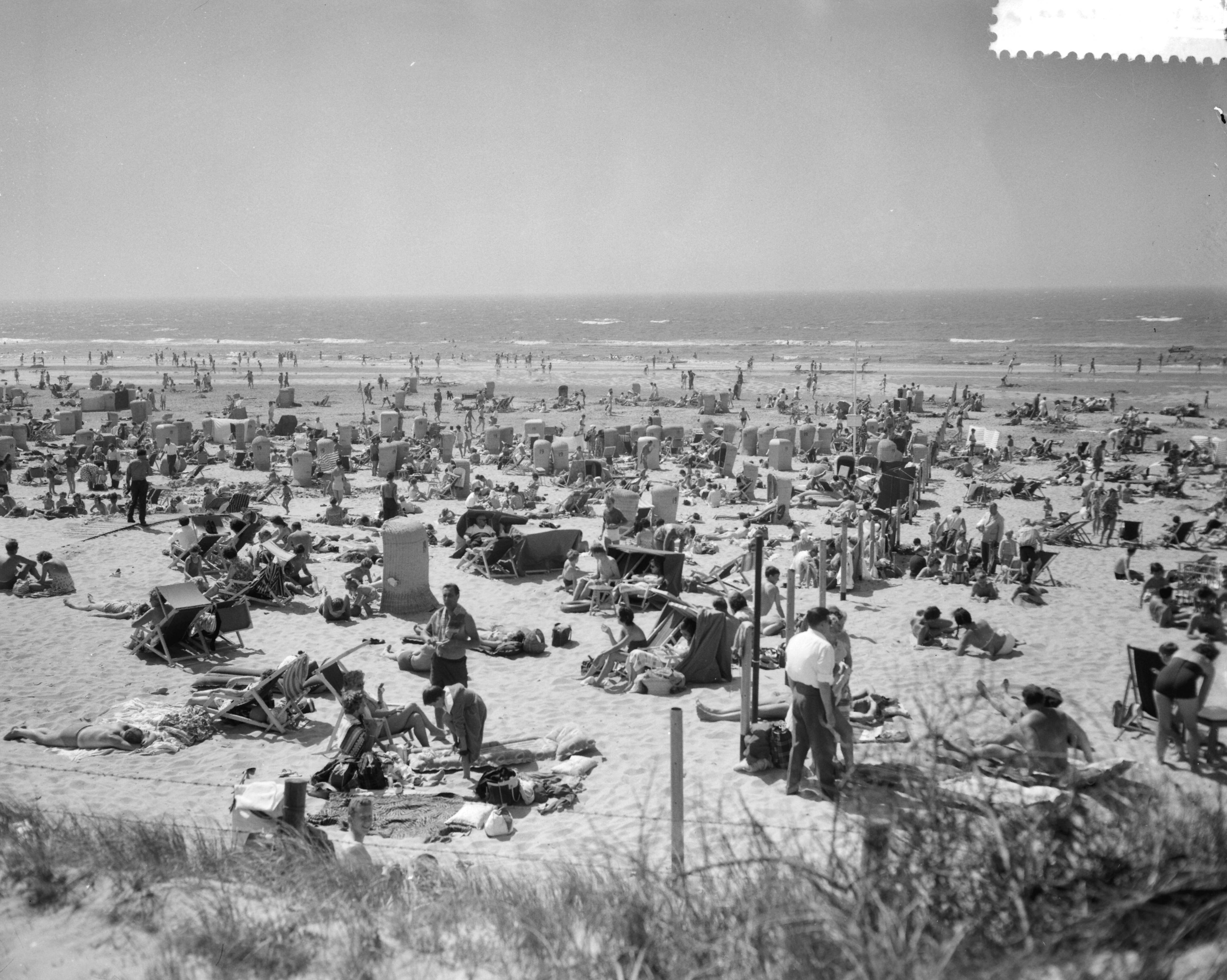 Fotocollectie Anefo — Zomerdrukte op het strand van Zandvoort — Foto: Bilsen, Joop van / Anefo. Licentie: Set B: Rechtenvrij / Publiek Domein. Bron: Nationaal Archief. http://hdl.handle.net/10648/a9b29c86-d0b4-102d-bcf8-003048976d84