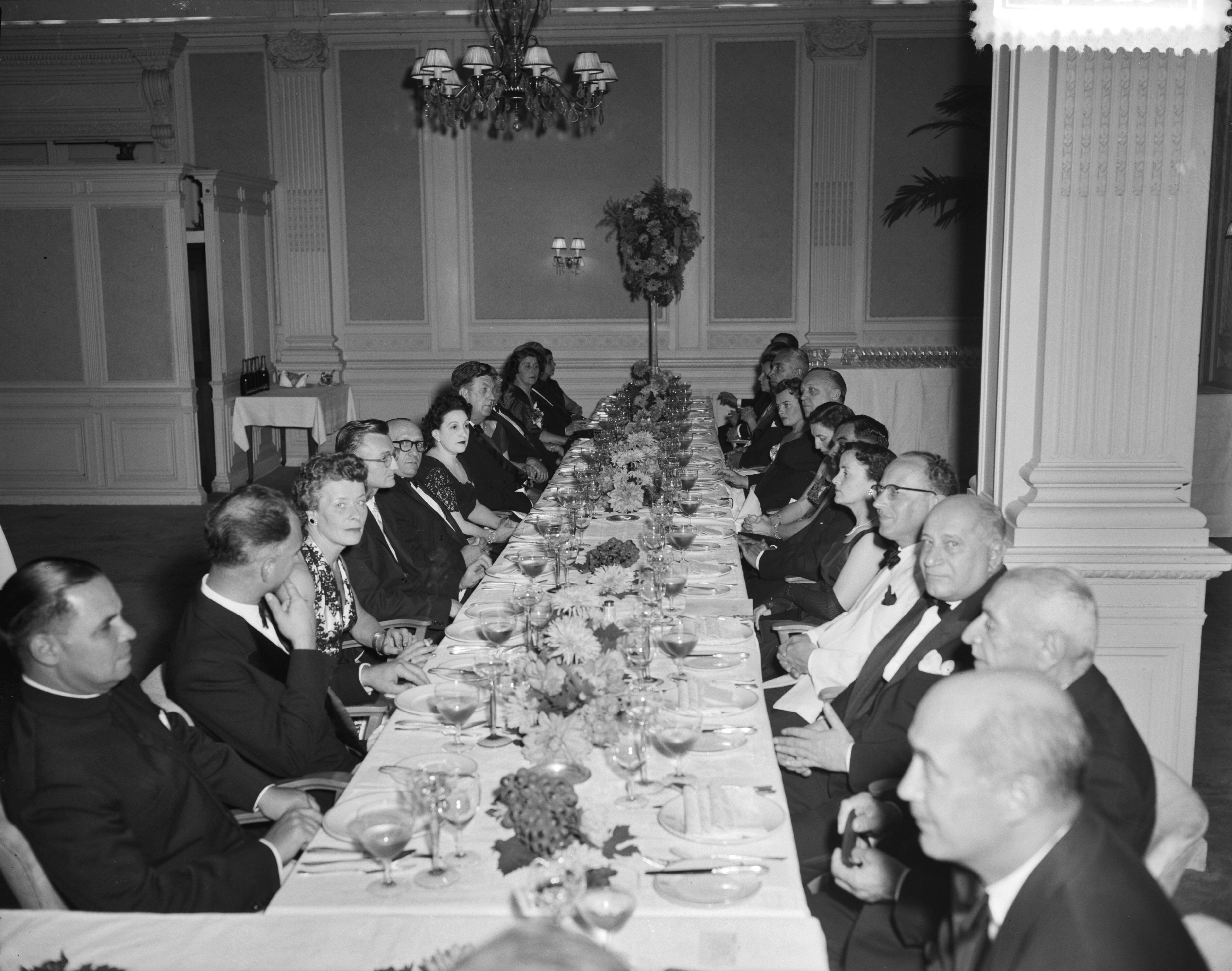 Fotocollectie Anefo — Assuradeuren Congres Den Haag , diner — Foto: Meijer, T.A. / Anefo. Licentie: Set B: Rechtenvrij / Publiek Domein. Bron: Nationaal Archief. http://hdl.handle.net/10648/a9293554-d0b4-102d-bcf8-003048976d84