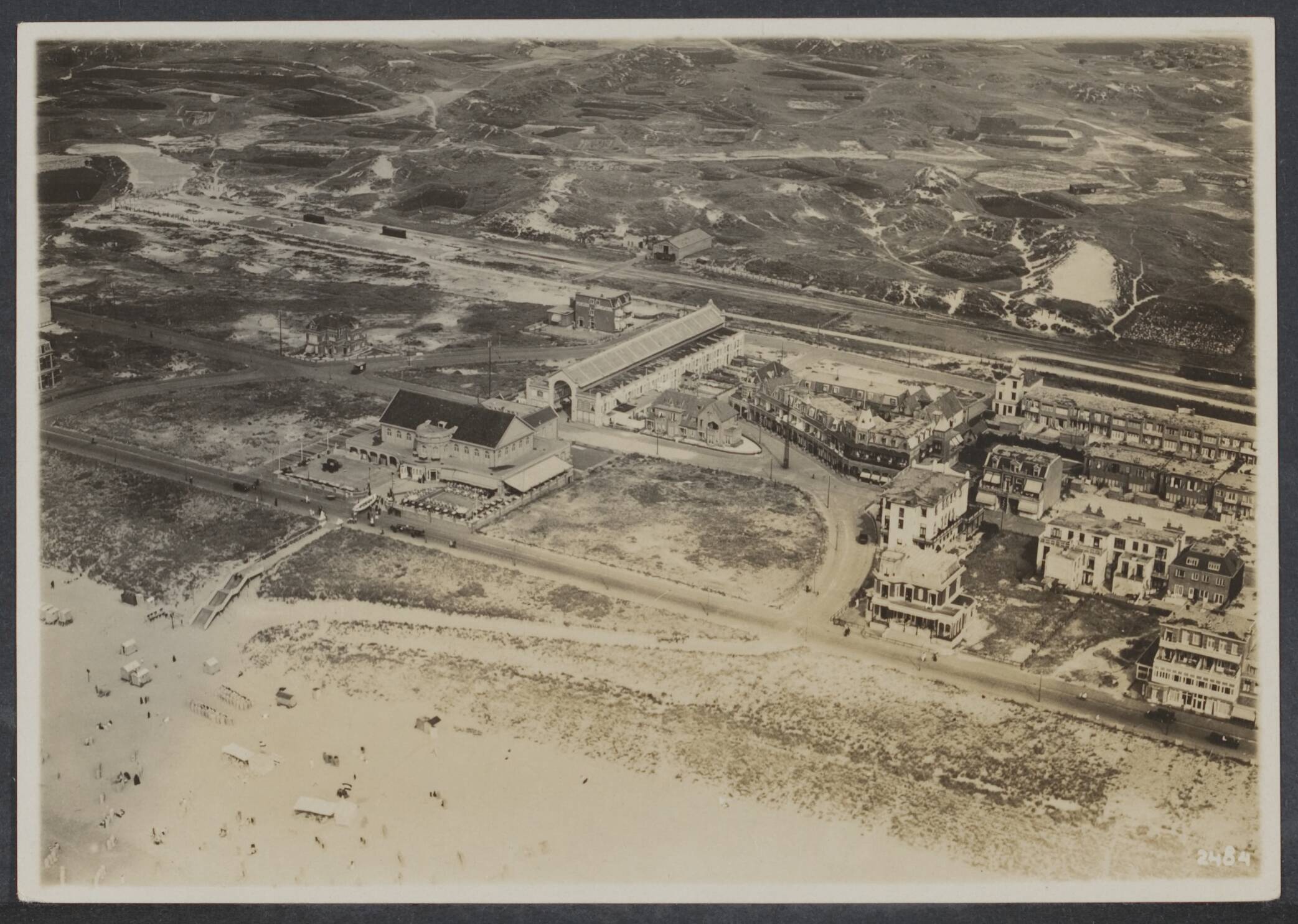 Zandvoort, vóór 1945 — Luchtopname. Zandvoort passage — Foto: KLM Aerocarto / Rechtenvrij. Licentie: Set B: Rechtenvrij / Publiek Domein. Bron: Nationaal Archief. http://hdl.handle.net/10648/c19413d7-8b9b-a3bf-a892-cbc61f60ead5