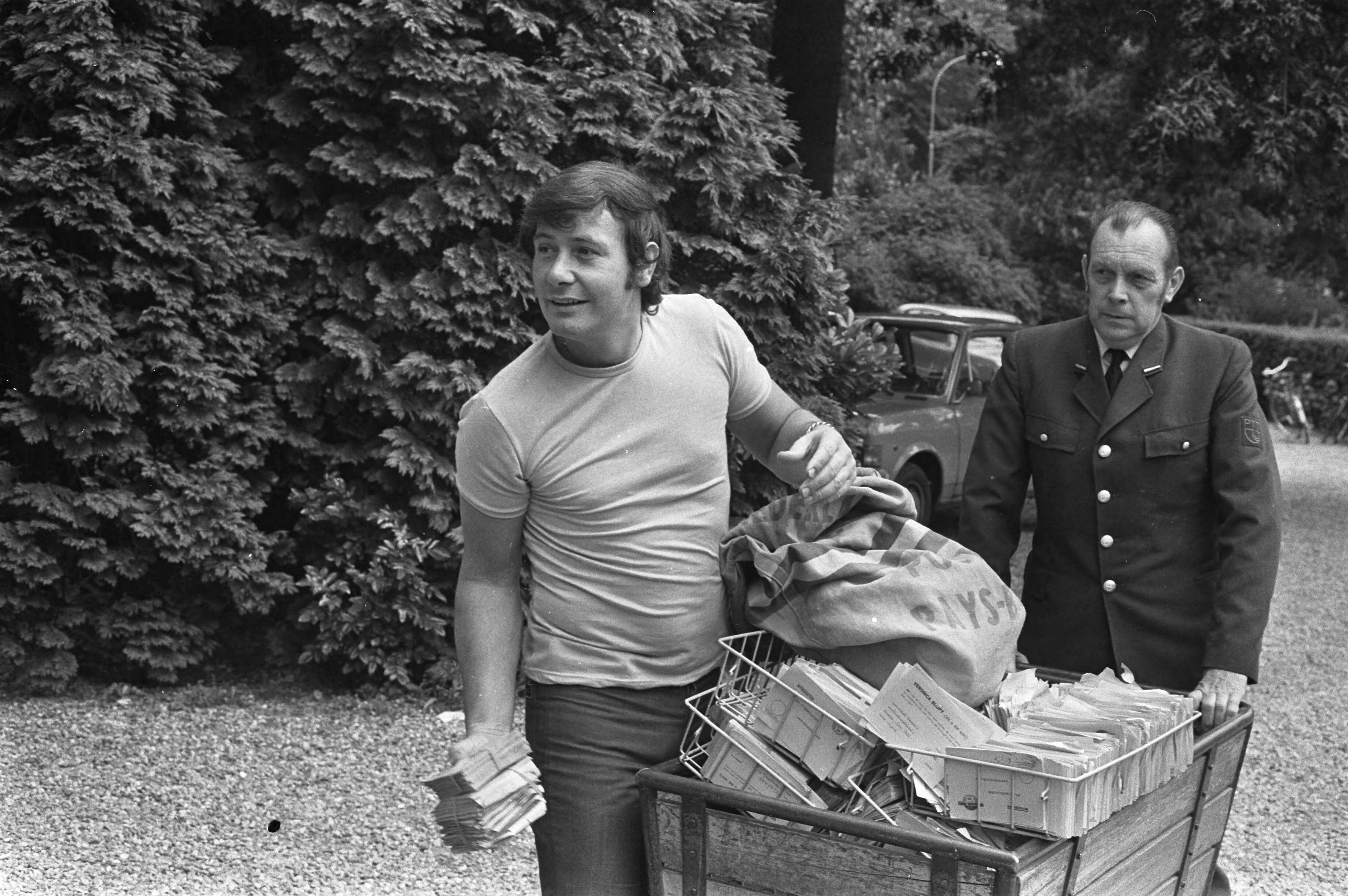 Fotocollectie Anefo — Radio Veronica ontvangt kaarten van actie Veronica moet blijven, bij studio Hilversum, discjockey Rob Out met post — Foto: Punt, W. / Anefo. Licentie: Set B: Rechtenvrij / Publiek Domein. Bron: Nationaal Archief. http://hdl.handle.net/10648/abc97f6c-d0b4-102d-bcf8-003048976d84