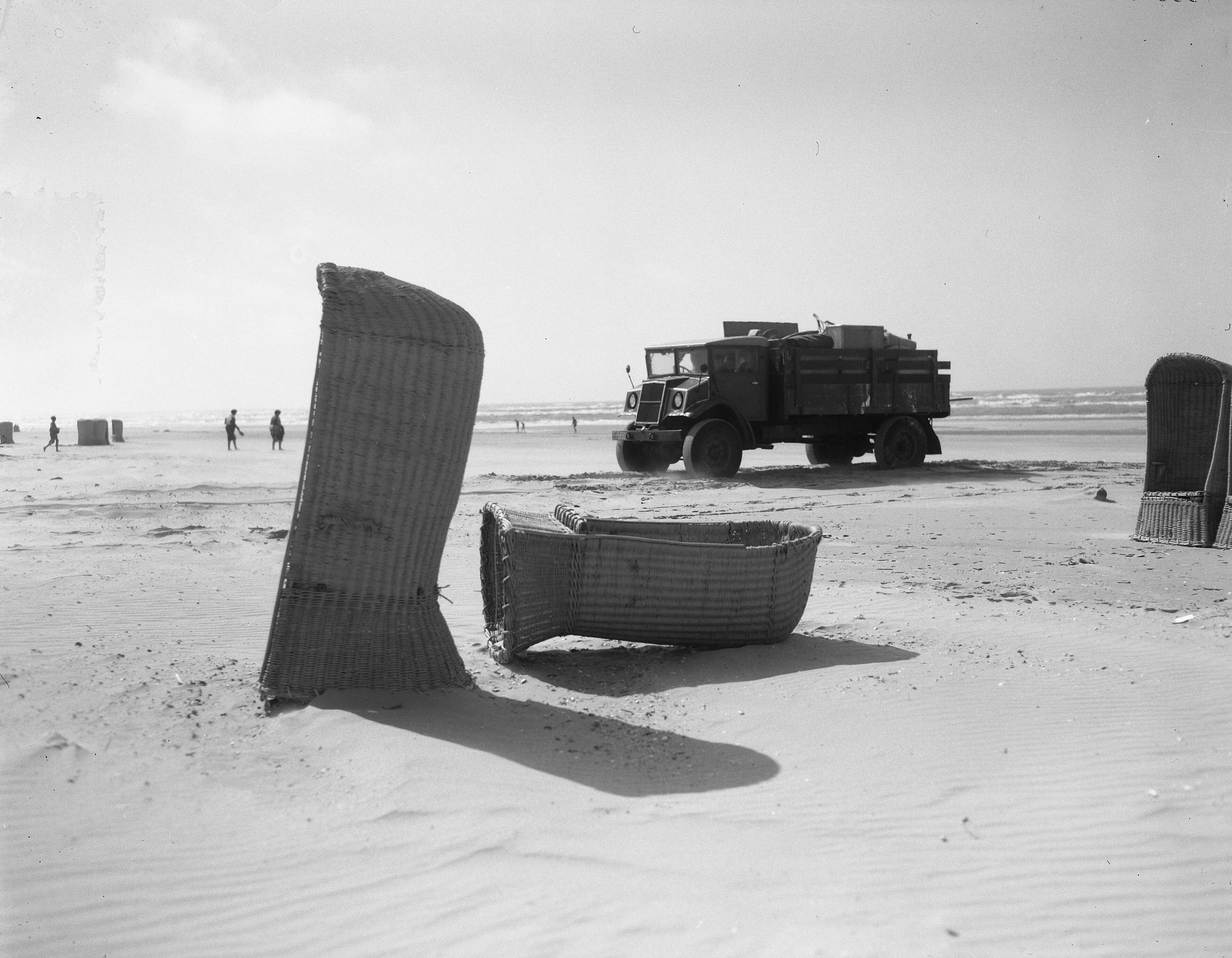 Fotocollectie Anefo — Vertrek tentkampeerders strand Zandvoort — Foto: Noske, J.D. / Anefo. Licentie: Set B: Rechtenvrij / Publiek Domein. Bron: Nationaal Archief. http://hdl.handle.net/10648/a928a648-d0b4-102d-bcf8-003048976d84