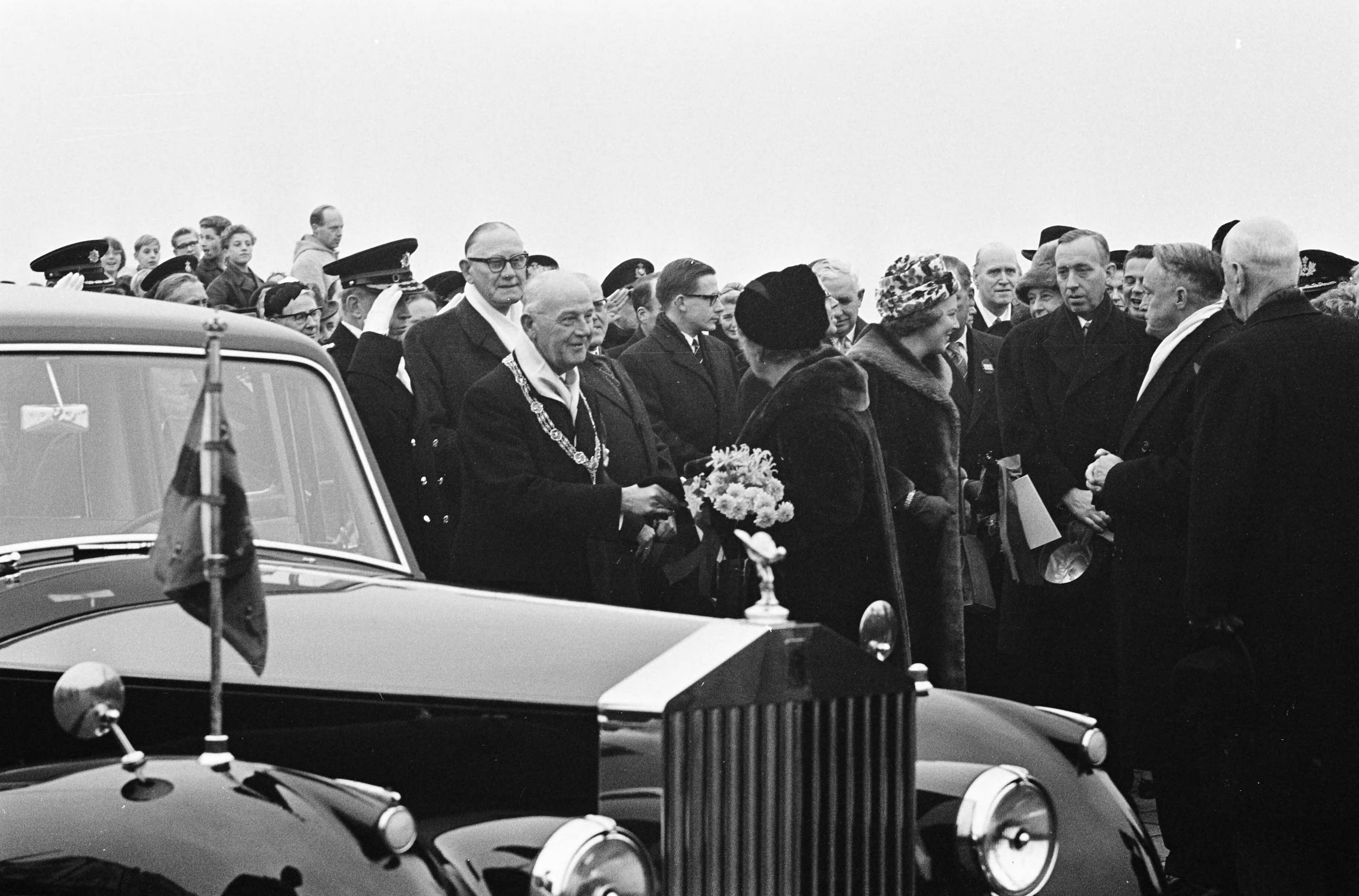 Fotocollectie Anefo — Te Scheveningen is de landing en intocht van prins Willem Frederik in 1813 herdacht. Koningin Juliana wordt bij aankomst verwelkomd door burgemeester mr. H.A.M.T. Kolfschoten, achter haar prinses Beatrix — Foto: Walta, Winfried / Anefo. Licentie: Set B: Rechtenvrij / Publiek Domein. Bron: Nationaal Archief. http://hdl.handle.net/10648/aa50035e-d0b4-102d-bcf8-003048976d84