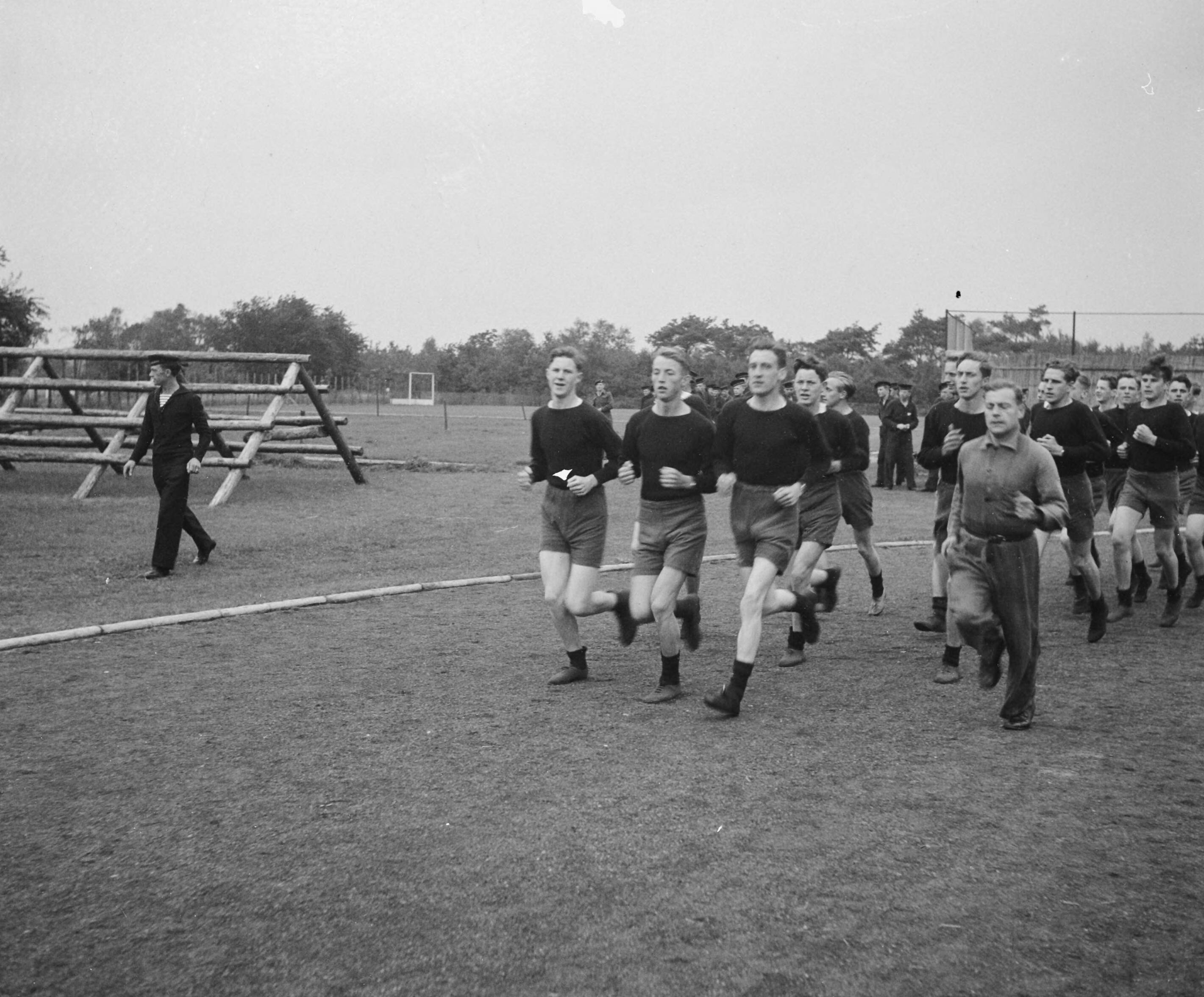 MOK Hilversum 1948 — MOK Hilversum. Matrozen aan het hardlopen — Foto: Steenkamp, B.J.J. (Ben) / Anefo. Licentie: Set B: Rechtenvrij / Publiek Domein. Bron: Nationaal Archief. http://hdl.handle.net/10648/a8bd9574-d0b4-102d-bcf8-003048976d84